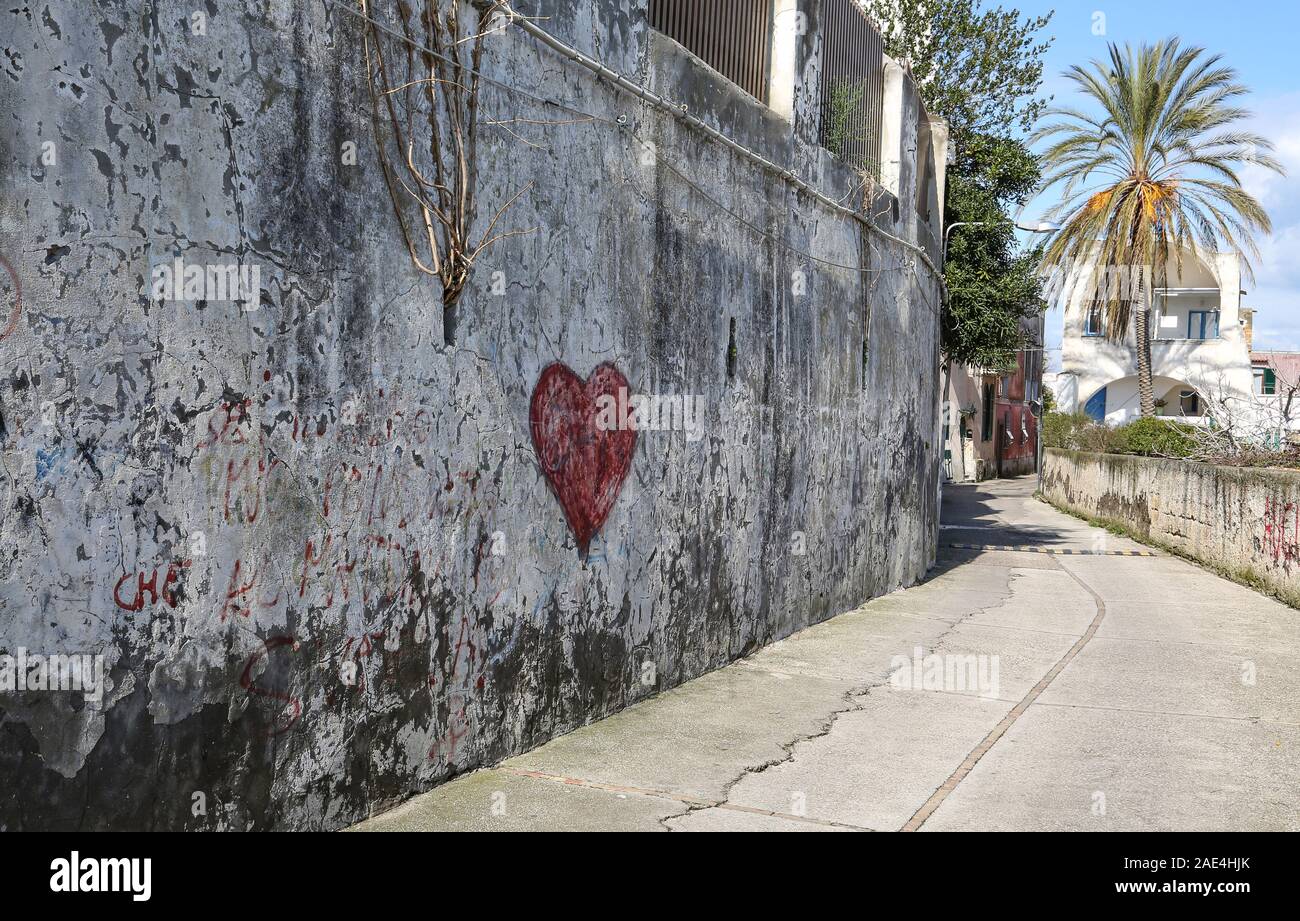 Der Künstler muss verliebt gewesen sein, als er dieses riesige Herz an die Wand malte. Gesehen und fotografiert in bella Italia! Stockfoto
