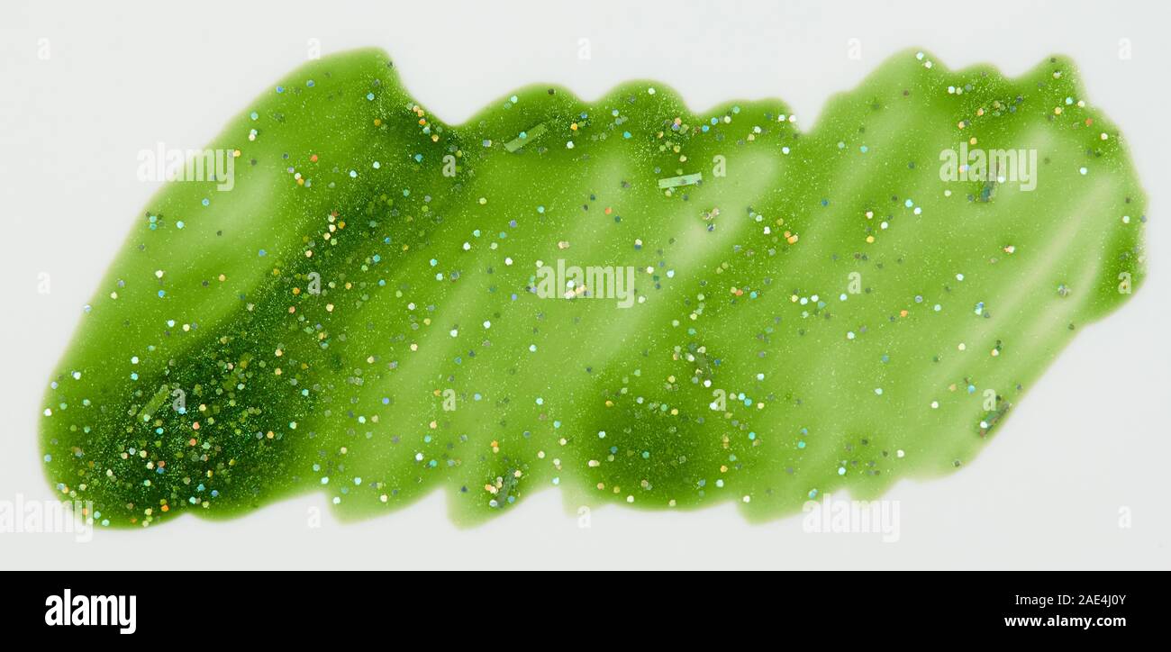 Sparkle grüne Lackierung Fleck auf weissem Hintergrund Nahaufnahme isoliert Stockfoto