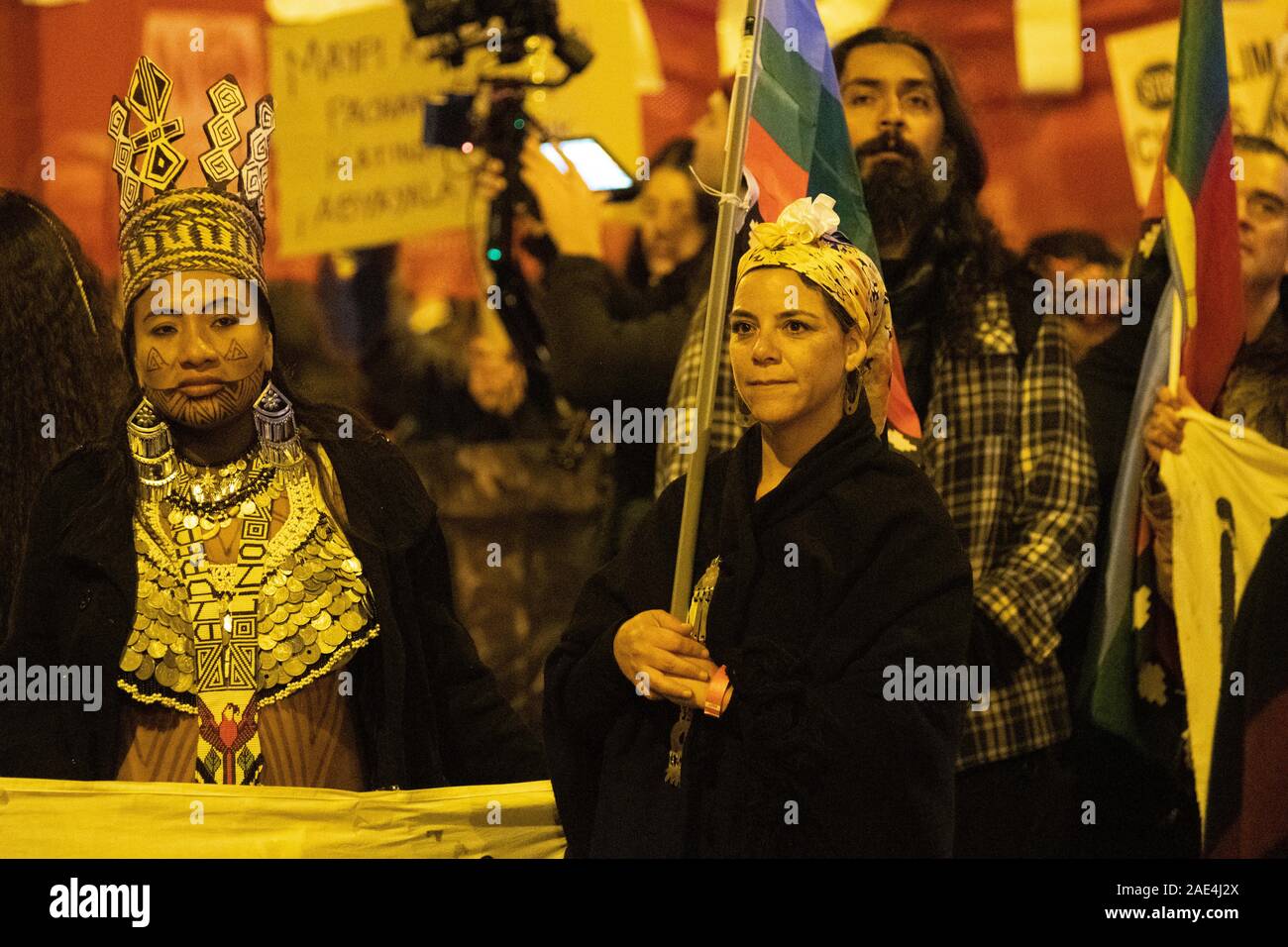 Madrid, Spanien. 6. Dezember, 2019. Demonstranten, die das Volk der Mapuche während der Rallye für das Klima in Madrid statt. © Valentin Sama-Rojo/Alamy Leben Nachrichten. Stockfoto