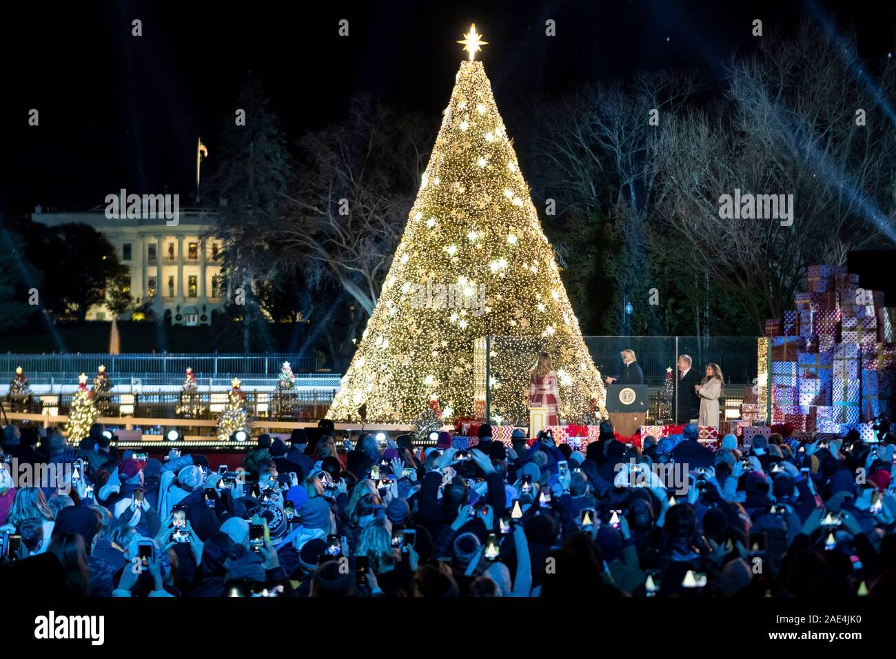 Washington DC, USA. 05. Dezember 2019. Us-Präsident Donald Trump und First Lady Melania Trump während der 97. jährlichen National Christmas Tree Lighting 2019 Preisverleihung auf der Ellipse Dezember 5, 2019 in Washington, D.C. Quelle: Andrea Hanks/White House Photo/Alamy leben Nachrichten Stockfoto