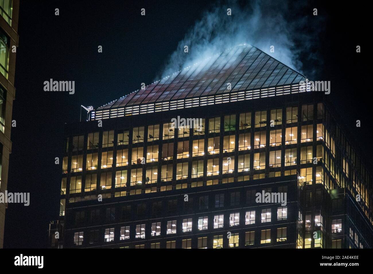 Dachterrasse Pyramide Dampf von Heizung und Klimaanlage, 1 Canada Square Canary Wharf London Tower Architekten Cesar Pelli & Associates, eröffnet 1991 Stockfoto