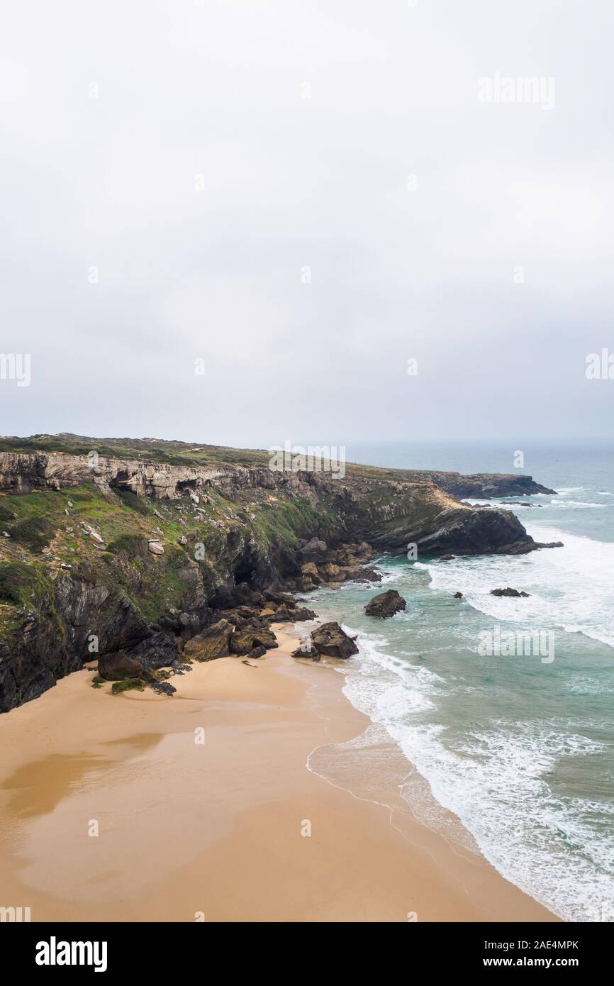 Hohe Betrachtungswinkel und der Küste mit Felsen und Strand in einer malerischen Aussichtspunkt in Alentejo, Portugal Stockfoto