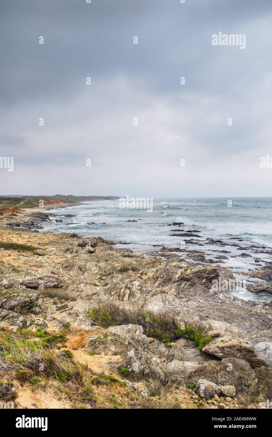 Küste mit Felsen und Strand in einer malerischen Aussichtspunkt in Alentejo, Portugal Stockfoto