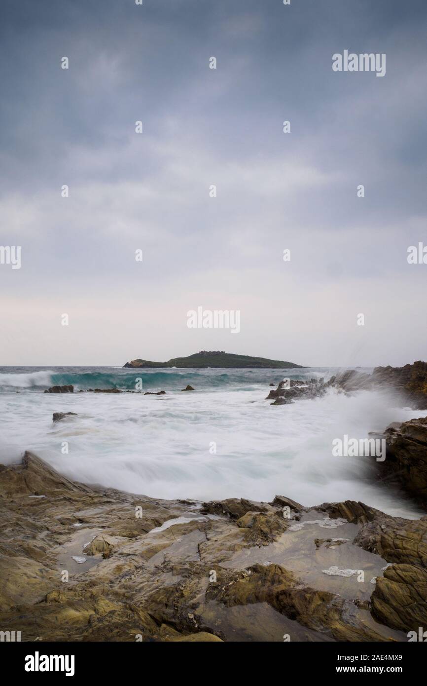 Lange Belichtung der Wellen auf die Felsen brechen, Atlantik, Portugal Stockfoto