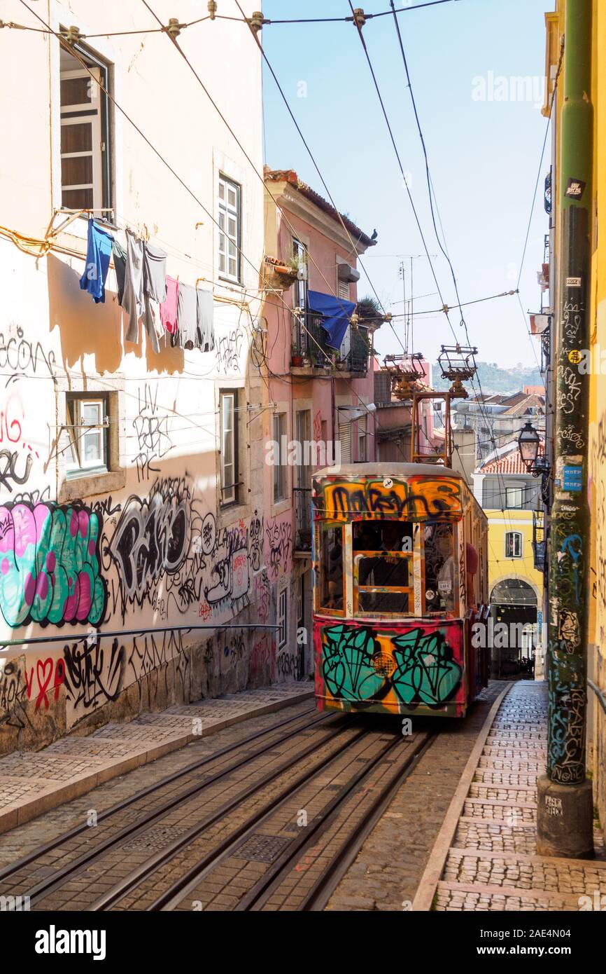 Ascensor da Bica, Seilbahn, Straßenbahn, Lift mit Graffiti in Lissabon, Portugal Stockfoto
