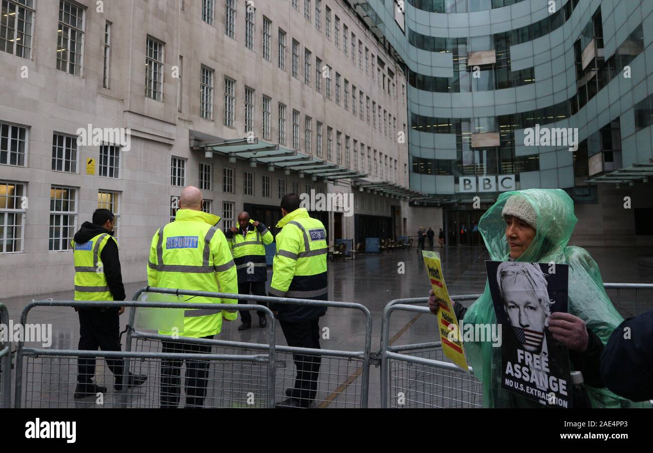 London, Großbritannien. Oktober 2019. Einzelne Demonstrant steht im Regen in Unterstützung von Julian Assange, gegen seine Verhaftung und Anklage, keine Auslieferung!. Stockfoto