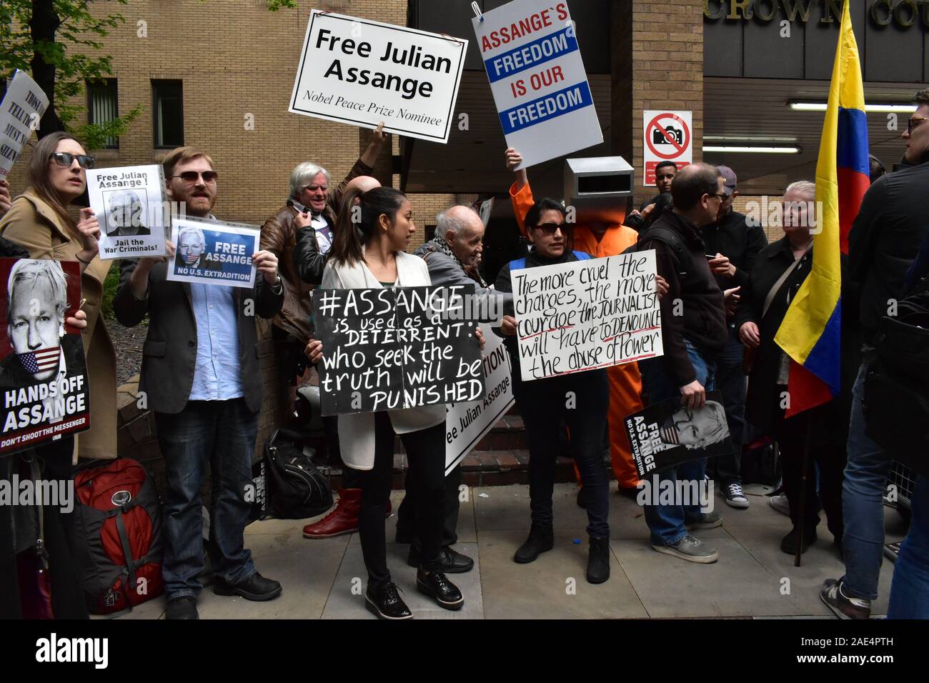 London, Großbritannien. Mai 1, 2019. Die Demonstranten sammeln außerhalb Southwark Crown Court aus Protest gegen die Verhaftung von Julian Assange Gründer von Wikileaks Publikationen. Stockfoto