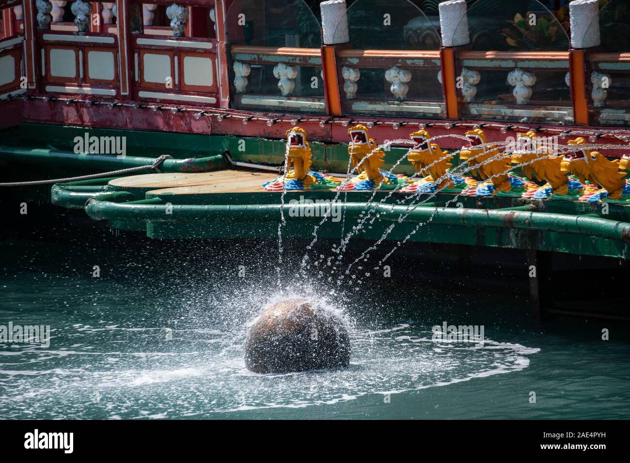 Ein Wasserspiel auf dem berühmten Jumbo schwimmenden Restaurant in Hong Kong Island Hafen Aberdeen Stockfoto