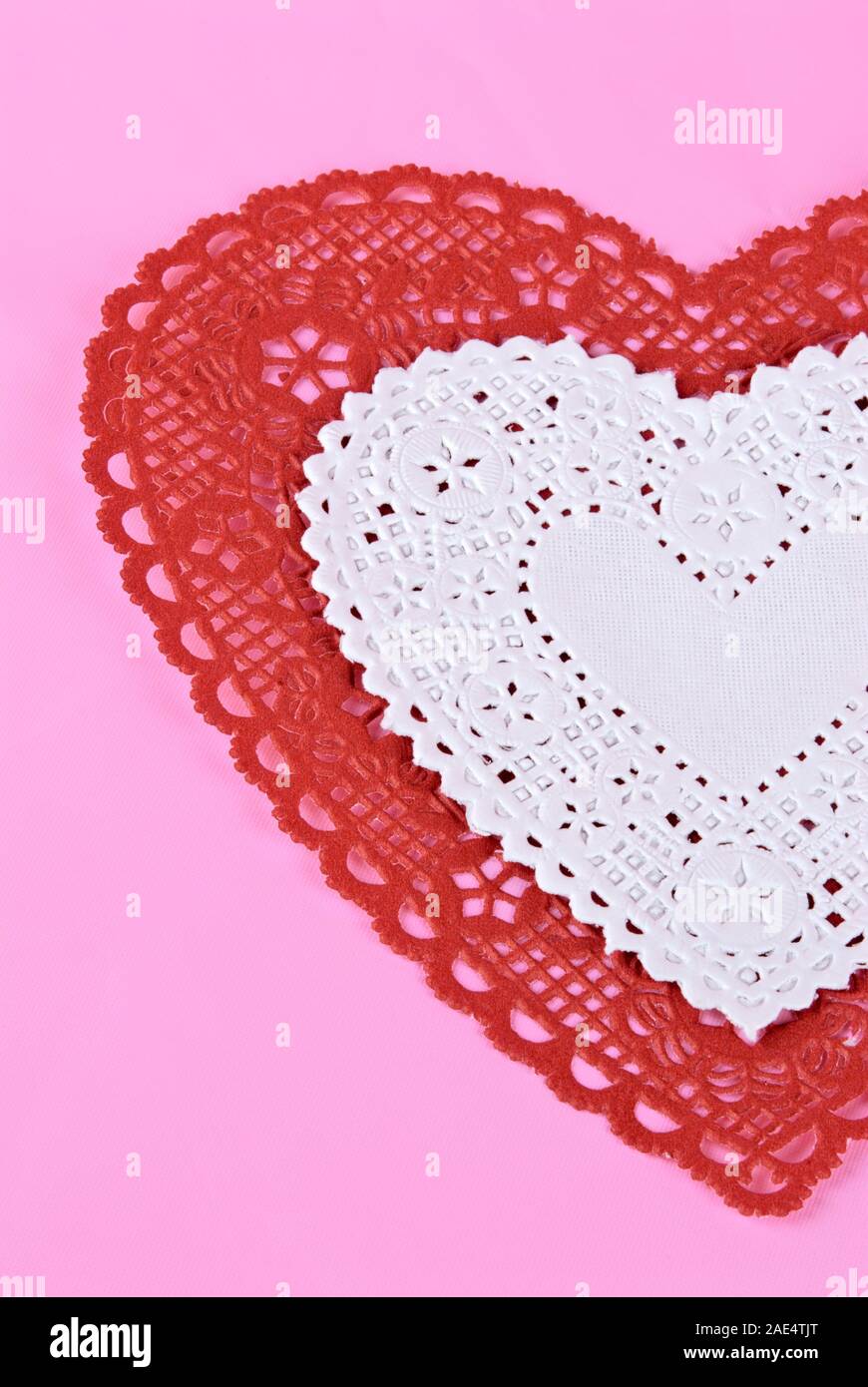 12 Papierdeckchen 10 cm rotes Herz Doilies Liebe Valentinstag Spitzenpapier rot