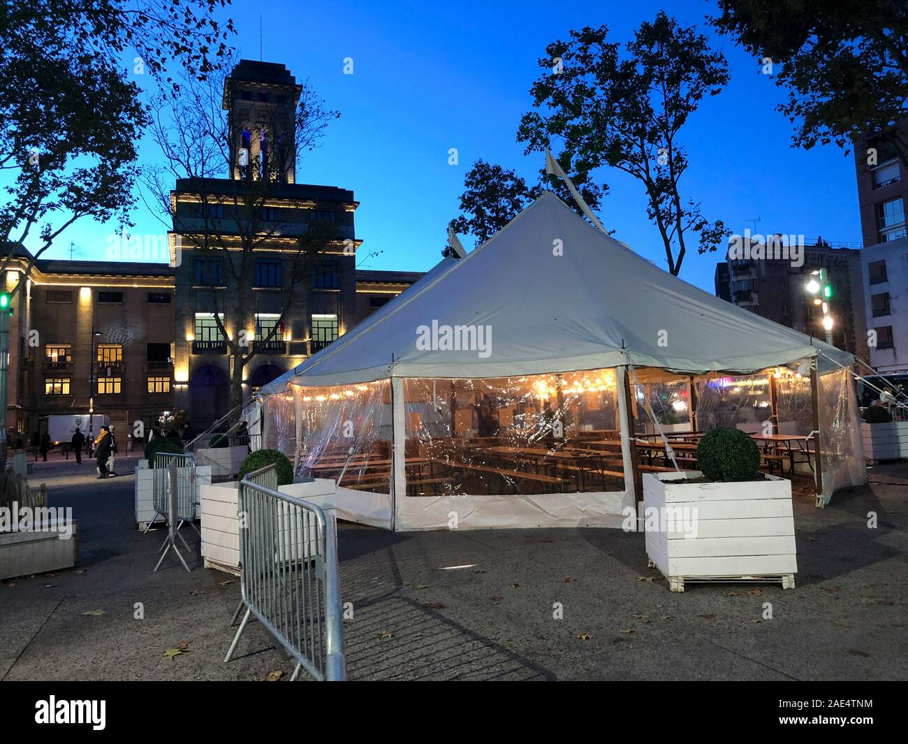 Montreuil, Frankreich, Besucher öffentlicher Veranstaltungen, Geschäfte für biologische Lebensmittel im Zelt, Nacht in der Vorstadt Stockfoto