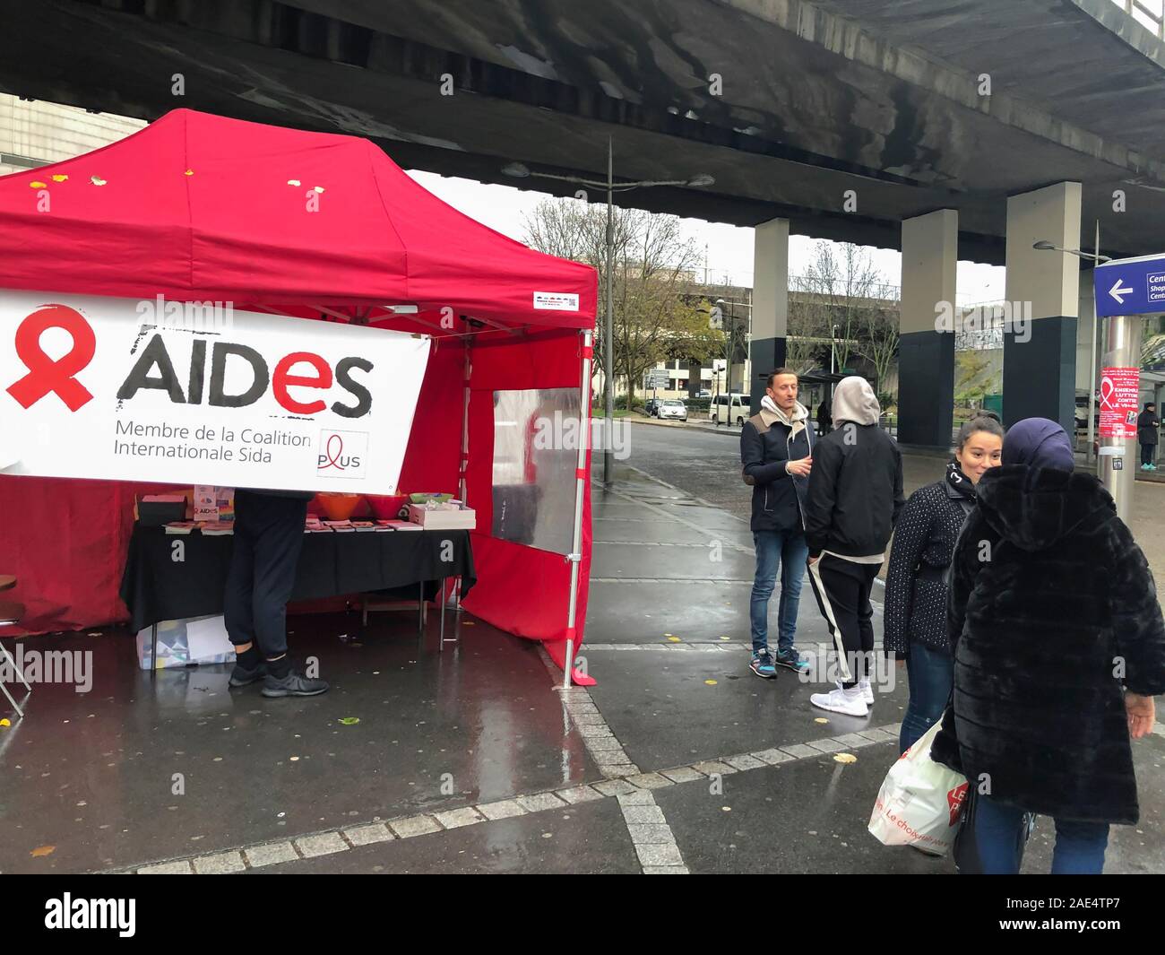 Bag-nolet, Frankreich, HIV-Aids-Militanten von NGO-HELFERN, Arbeit an HIV-Präventionsprojekten, Street-HIV-Tests, Zelt, Schild, Aids-Kampagne, aids-Aktivismus, Gesundheitspersonal im Gespräch mit der Öffentlichkeit, Contra le sida Non-Profit Stockfoto