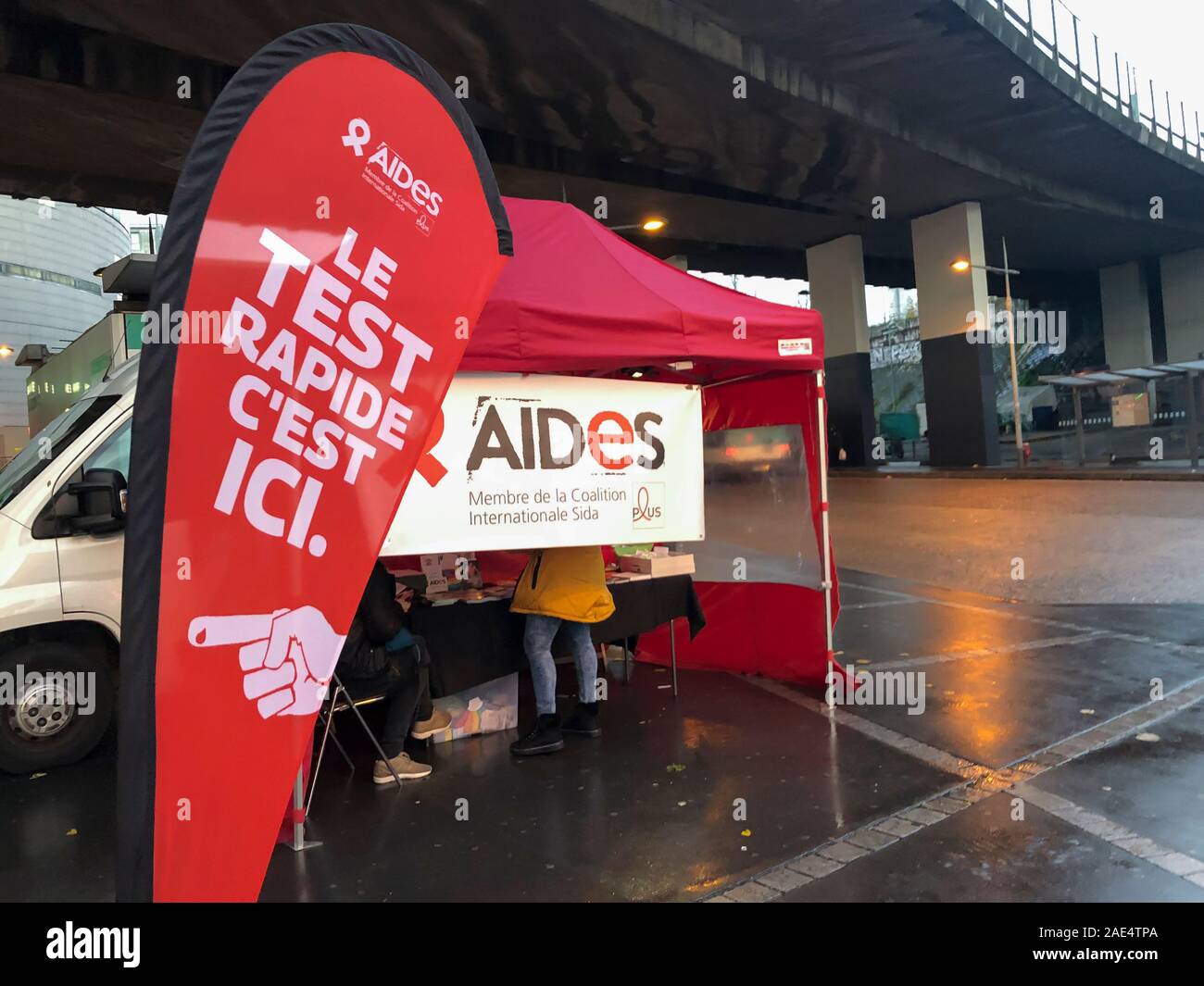 Bagnolet, Frankreich, HIV-AIDS-Aktivisten von NGO-HILFSORGANISATIONEN, die  an HIV-Präventionsproungsprojekten arbeiten, Street HIV Testing Tent,  gemeinnützige Organisation Stockfotografie - Alamy