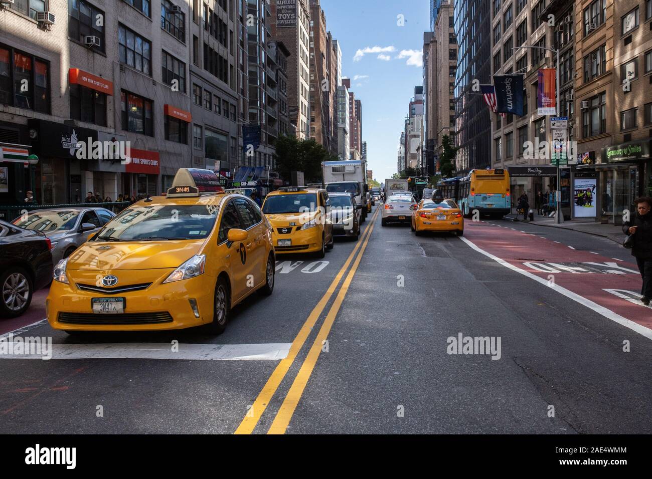 Skyline von New York City Straße mit Yellow Cabs Stockfoto