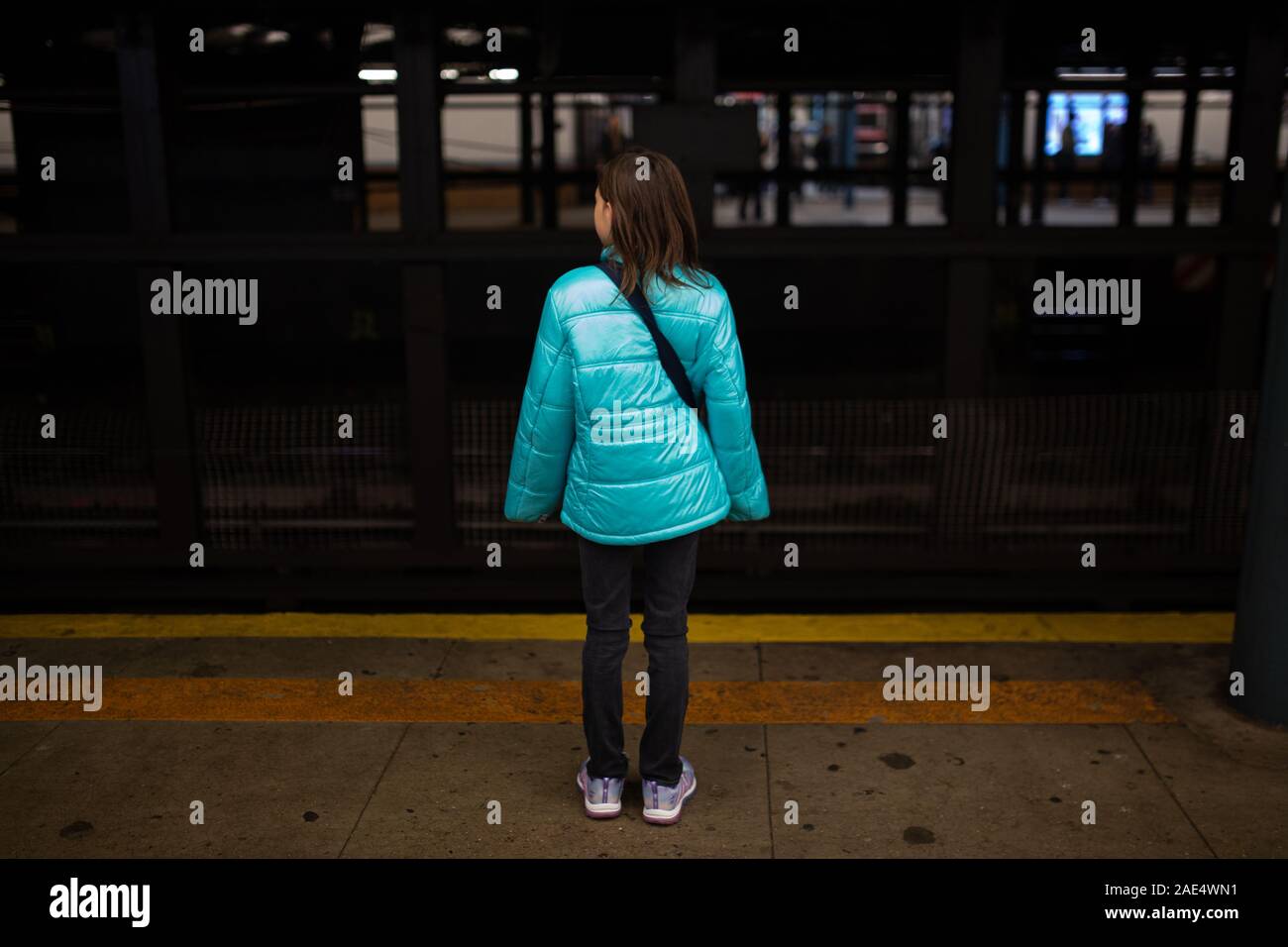 Mädchen stehen auf u-Plattform warten auf Zug Stockfoto