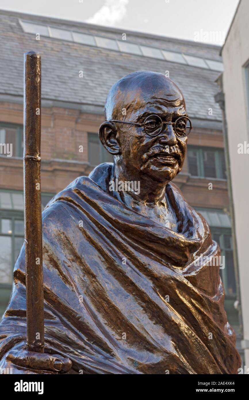 Statue von Mahatma Gandhi durch Ram V Sutar, Dom Ansatz, Manchester, England, Großbritannien Stockfoto