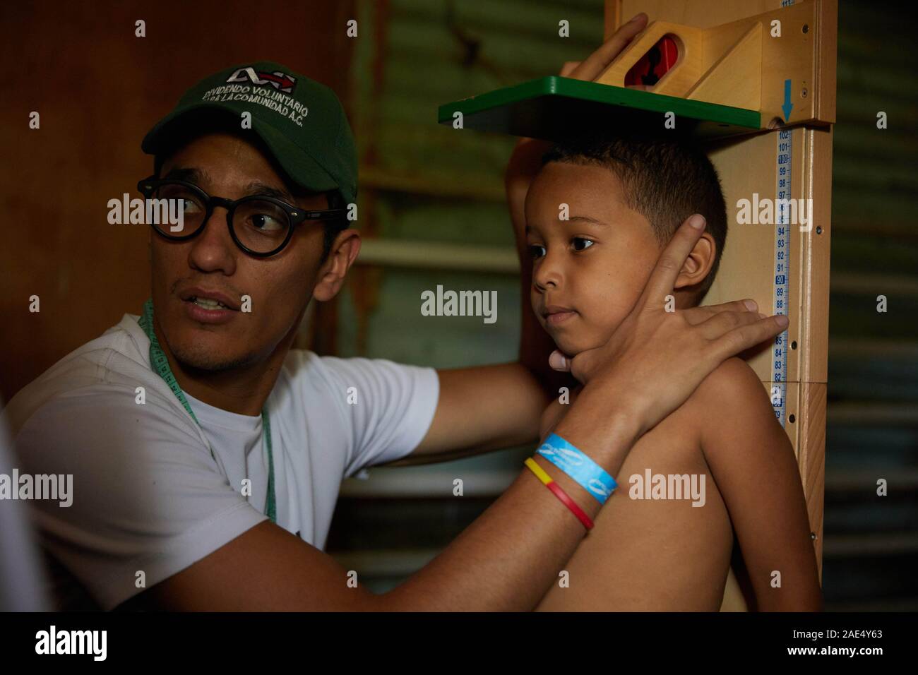 Caracas, Miranda, Venezuela. 29 Nov, 2019. Ein Kind hat seine Höhe als Teil eines medizinischen Check-up von Freiwilligen übernommen. Eine große Krise geschieht in dem südamerikanischen Land von Venezuela. Eine korrupte Regierung und massive Inflation hat einen erheblichen Mangel im Gesundheitswesen verursacht. Die in armen Slums sind stark leiden. Einige NGOS, die versuchen, so viel wie möglich zu helfen. Eine solche NGO ist Impronta Venezuela. Impronta ist eine venezuelanische gemeinnützige Organisation, mit dem Ziel der Umgestaltung der Wirklichkeit, die uns Herausforderungen geboren wurde, Möglichkeiten für die am stärksten gefährdeten Bevölkerungsgruppen zu r Stockfoto
