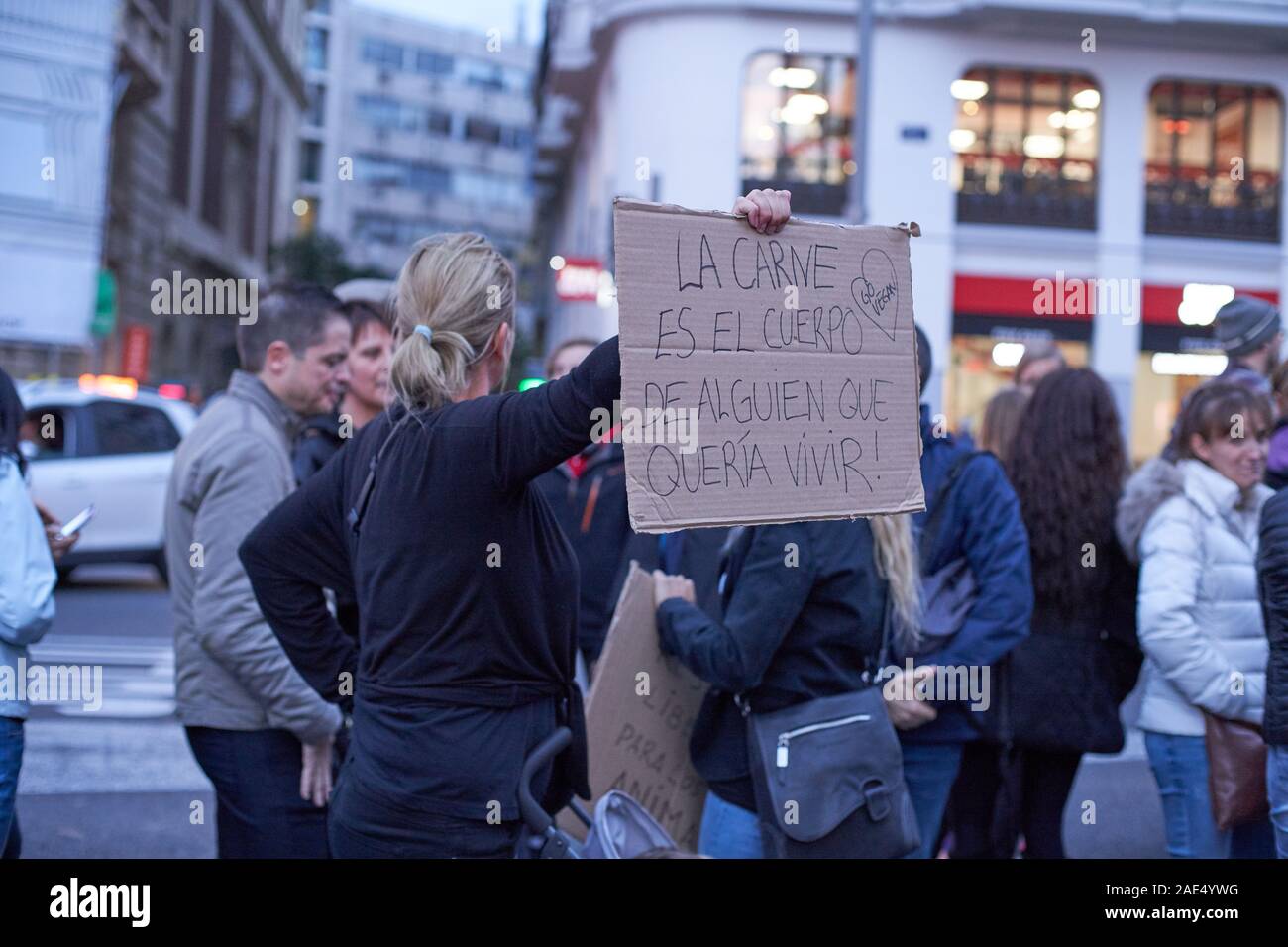 "Fleisch ist der Körper von jemand, der 'live, ein Plakat von eine blonde Frau Tierschutz Demonstrant auf der Gran Via, Madrid durchgeführt Stockfoto