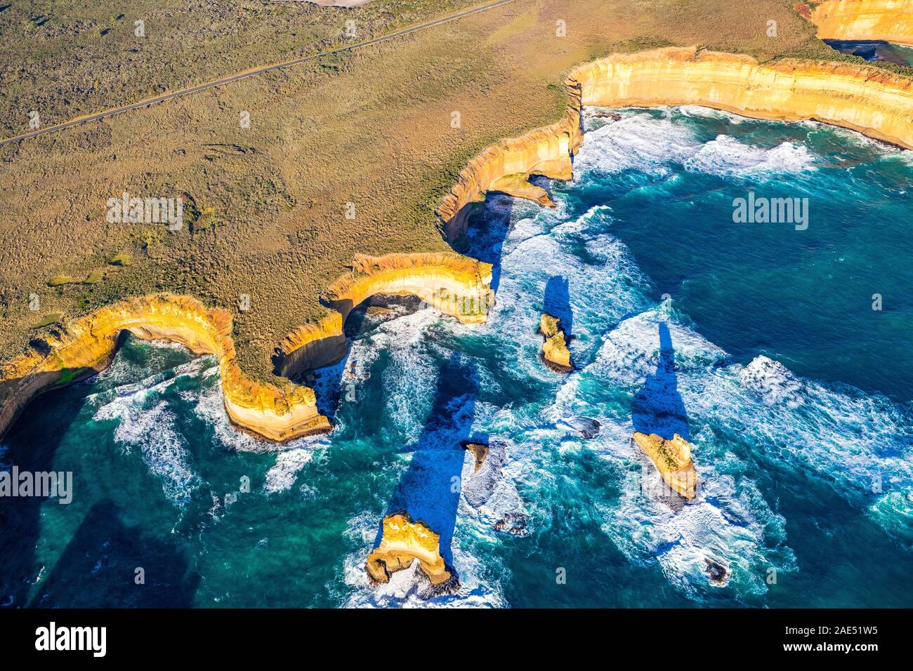 Weitwinkel-Luftbild mit filmischer Tonung der Twelve Apostles entlang der Great Ocean Road. Victoria, Australien Stockfoto