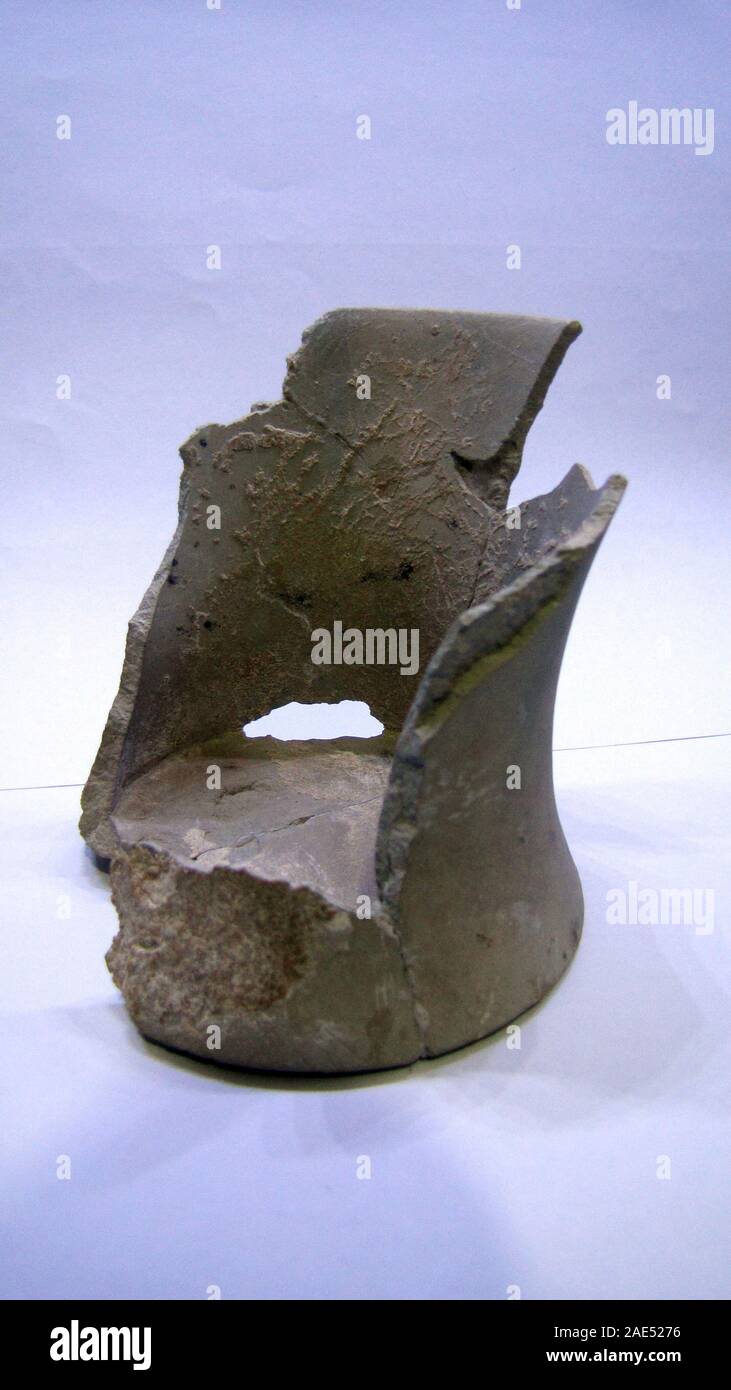 Isolierte alte grungy gebrochen antike Keramik Vase aus dem Nahen Osten Reparatur und Restauration Stockfoto