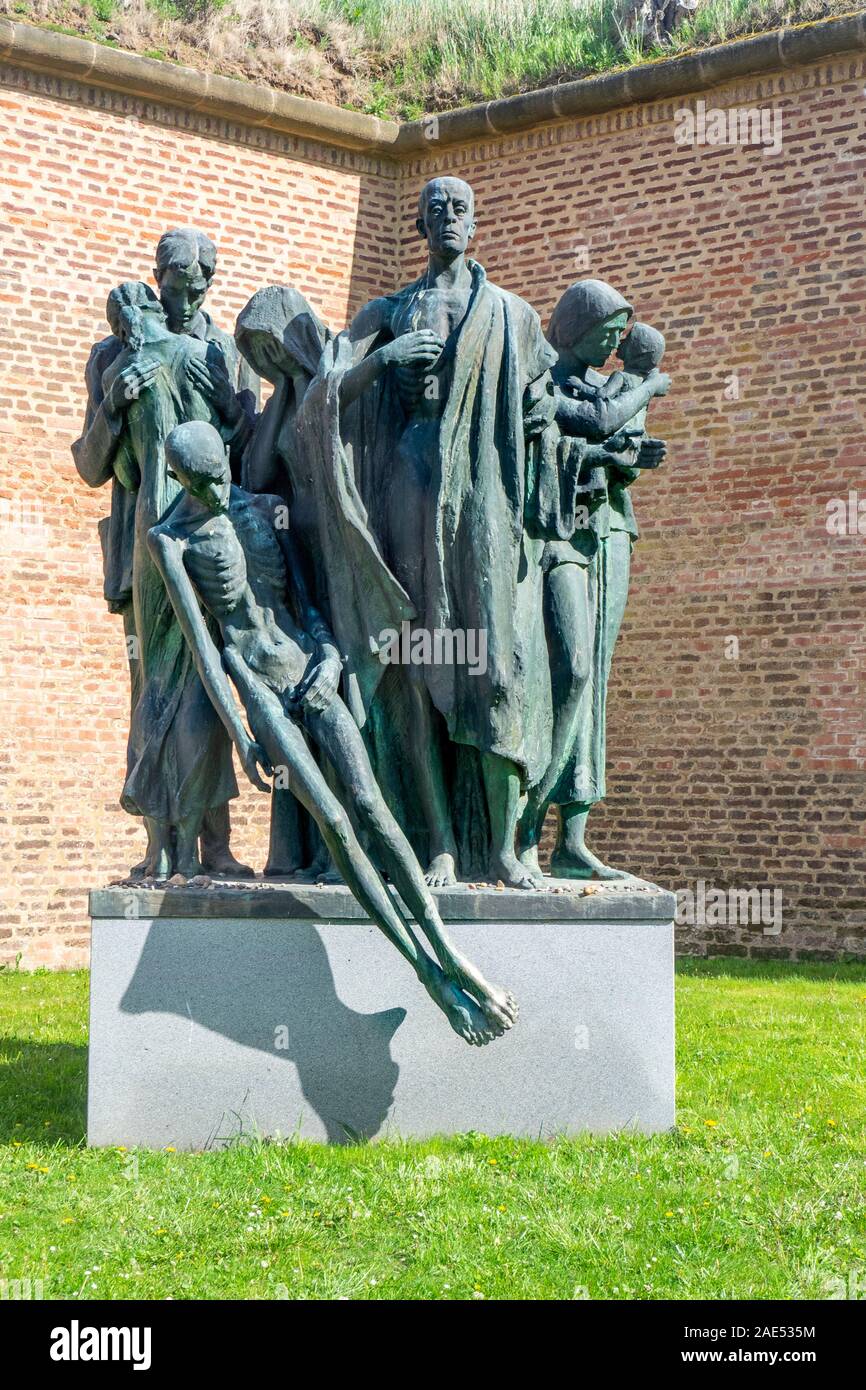 Bronzeplastik Beze jmena Namenlos von Ladislav Chochole Theresienstadt