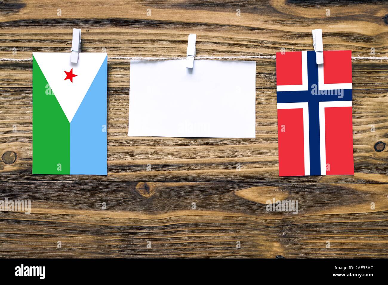 Hängenden Flaggen von Dschibuti und Norwegen zum Seil mit Kleidung Pins mit  Kopie Raum befestigt auf weißem Papier auf Holz- Hintergrund. Diplomatische  Beziehungen Stockfotografie - Alamy