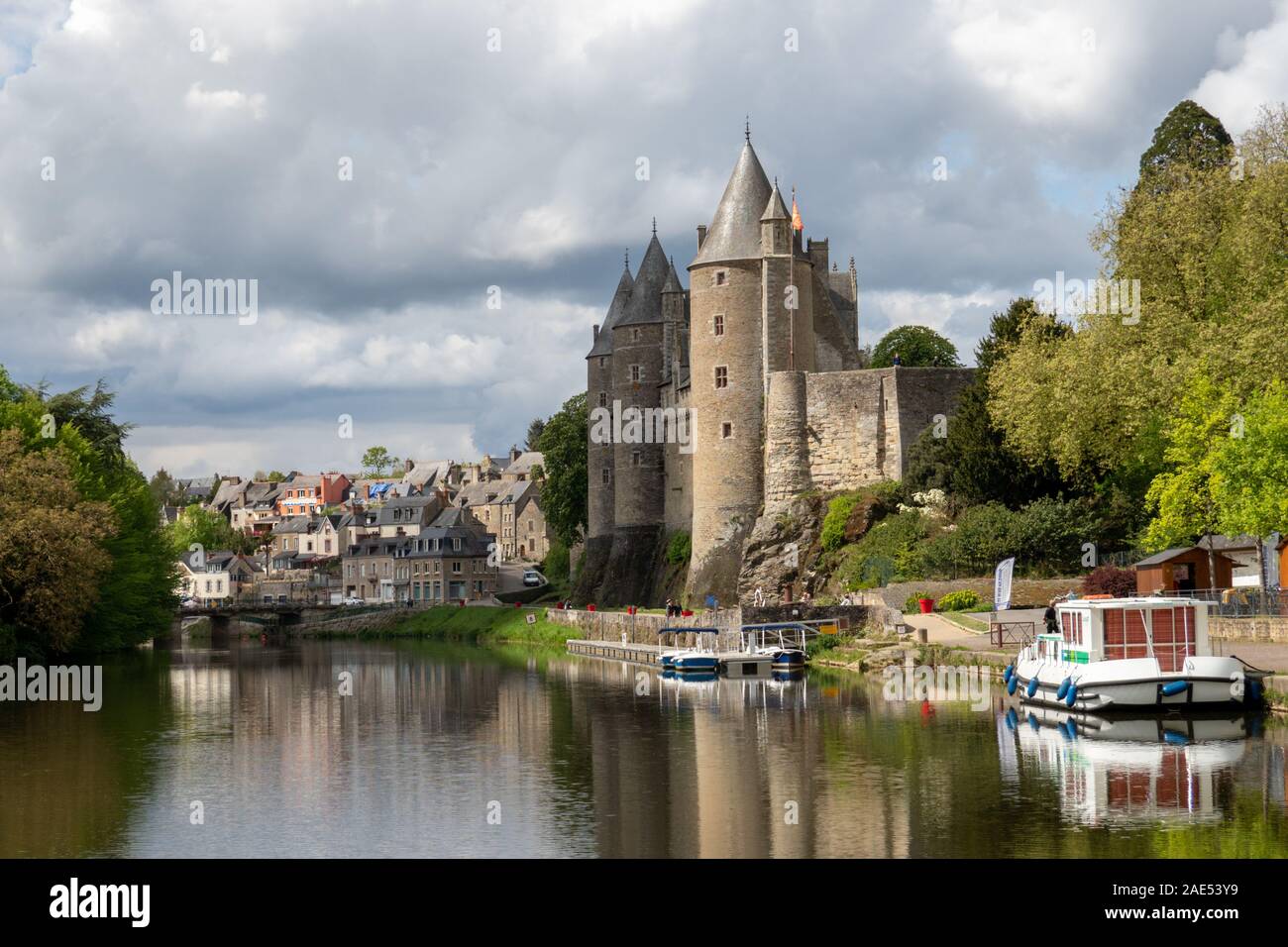 Riverside mittelalterliche Burg Stockfoto