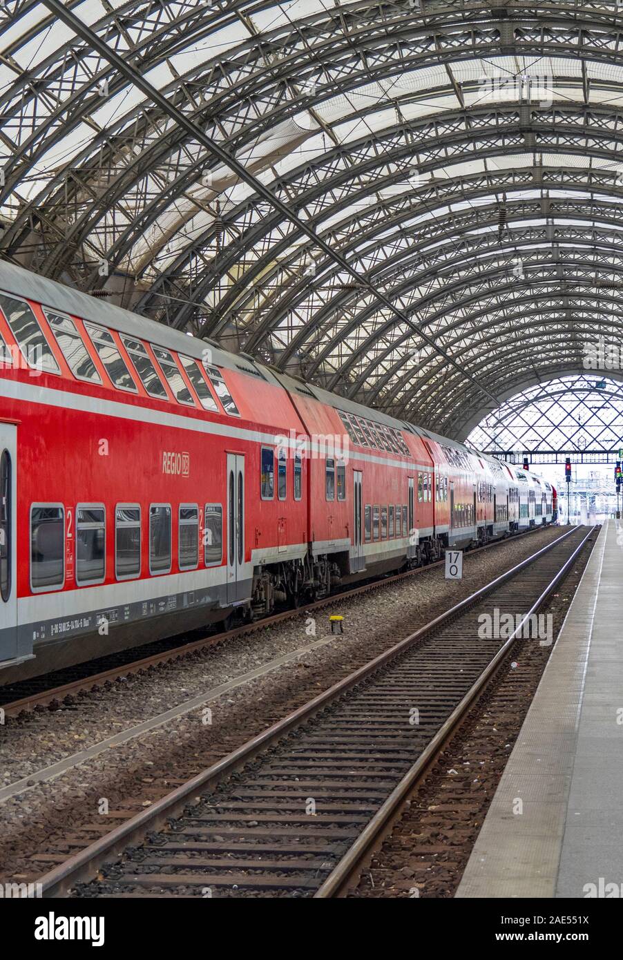 Dresden Hauptbahnhof HBF Doppeldecker-Personenwagen Rollmaterial im Bahnhof mit Bogendach Dresden Sachsen Deutschland. Stockfoto