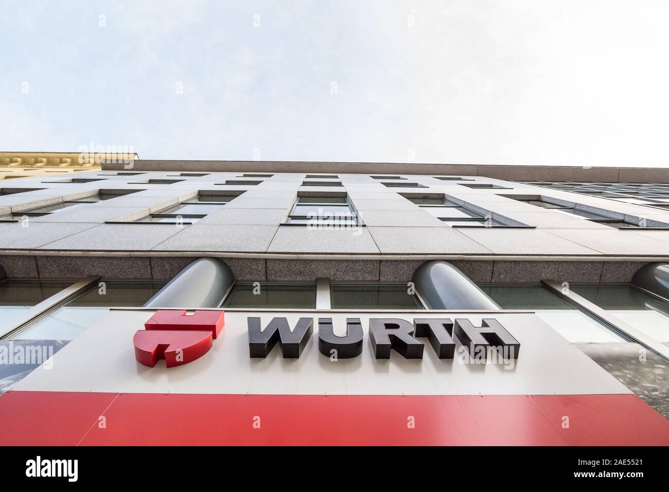 Wien, ÖSTERREICH - NOVEMBER 6, 2019: Wurth Logo vor ihren Hauptsitz für Wien. Wurth, oder Würth, ist ein Hersteller von industriellen harda germn Stockfoto