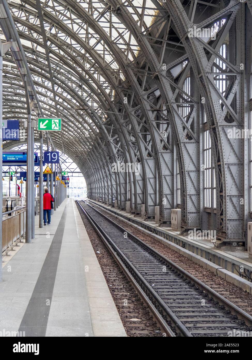 Bahnhof Dresden Hauptbahnhof HBF mit Bogendach Dresden Sachsen Deutschland. Stockfoto