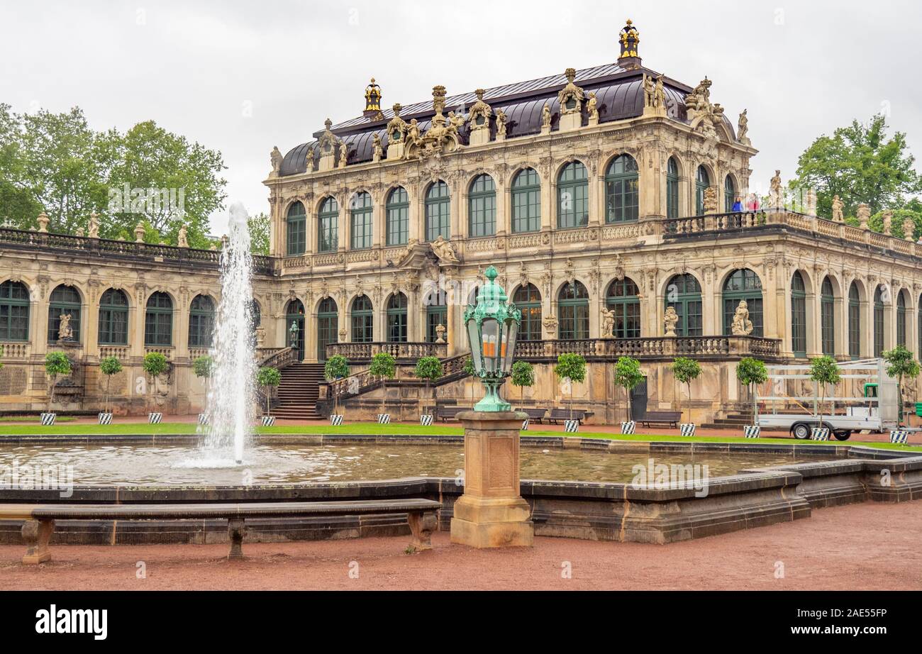 Teich und Springbrunnen vor barocken Dresdner Zwinger Galerie, in dem sich das Königliche Cabinet der mathematischen und physikalischen Instrumente Dresden Sachsen Deutschland. Stockfoto