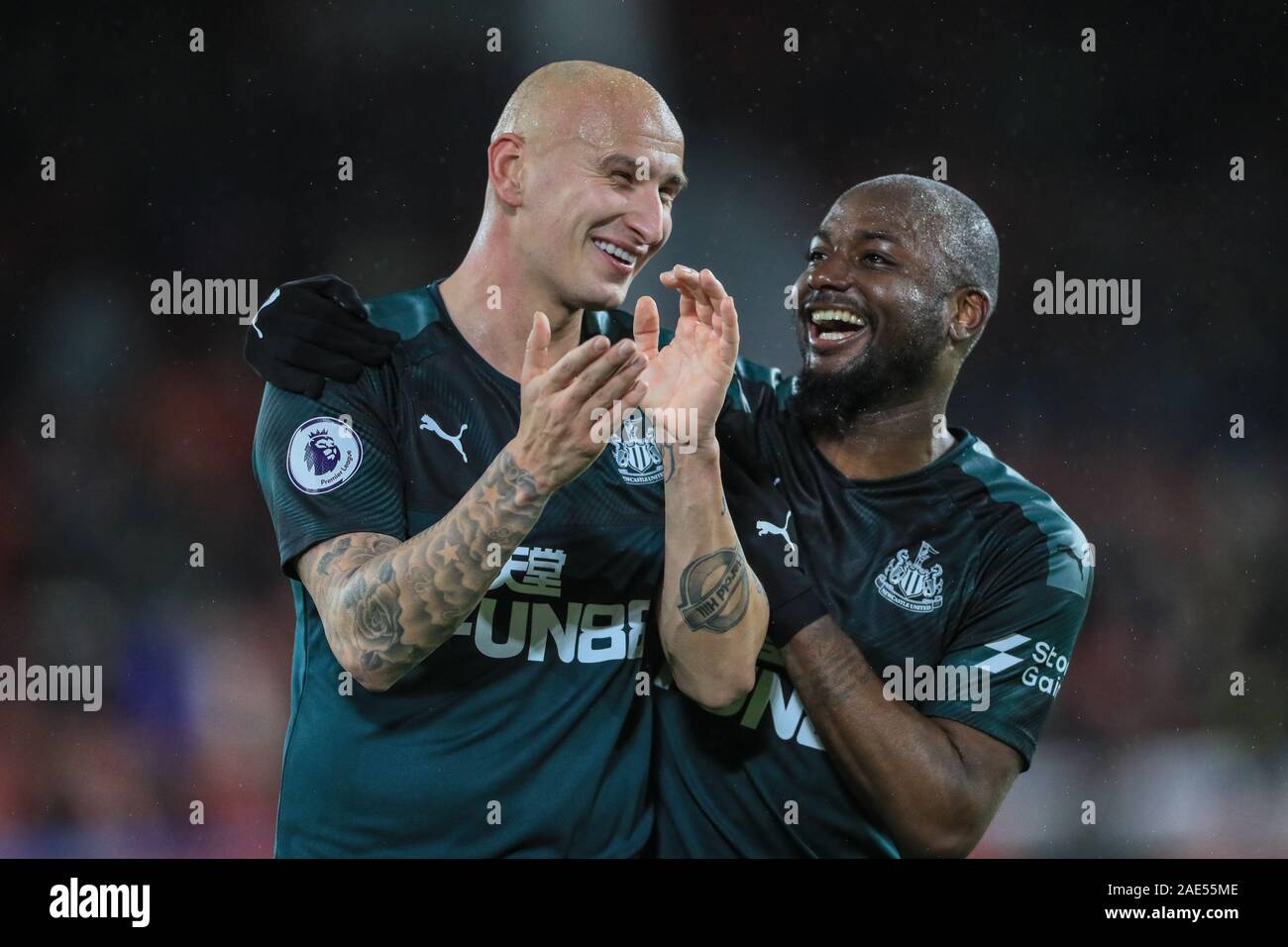 5. Dezember 2019, Bramall Lane, Sheffield, England; Premier League, Sheffield United v Newcastle United: Jonjo Shelvey (8) des Newcastle United und Jetro Willems (15) von Newcastle United Ihre 0-2 gewinnen Kredit feiern: Mark Cosgrove/News Bilder Stockfoto