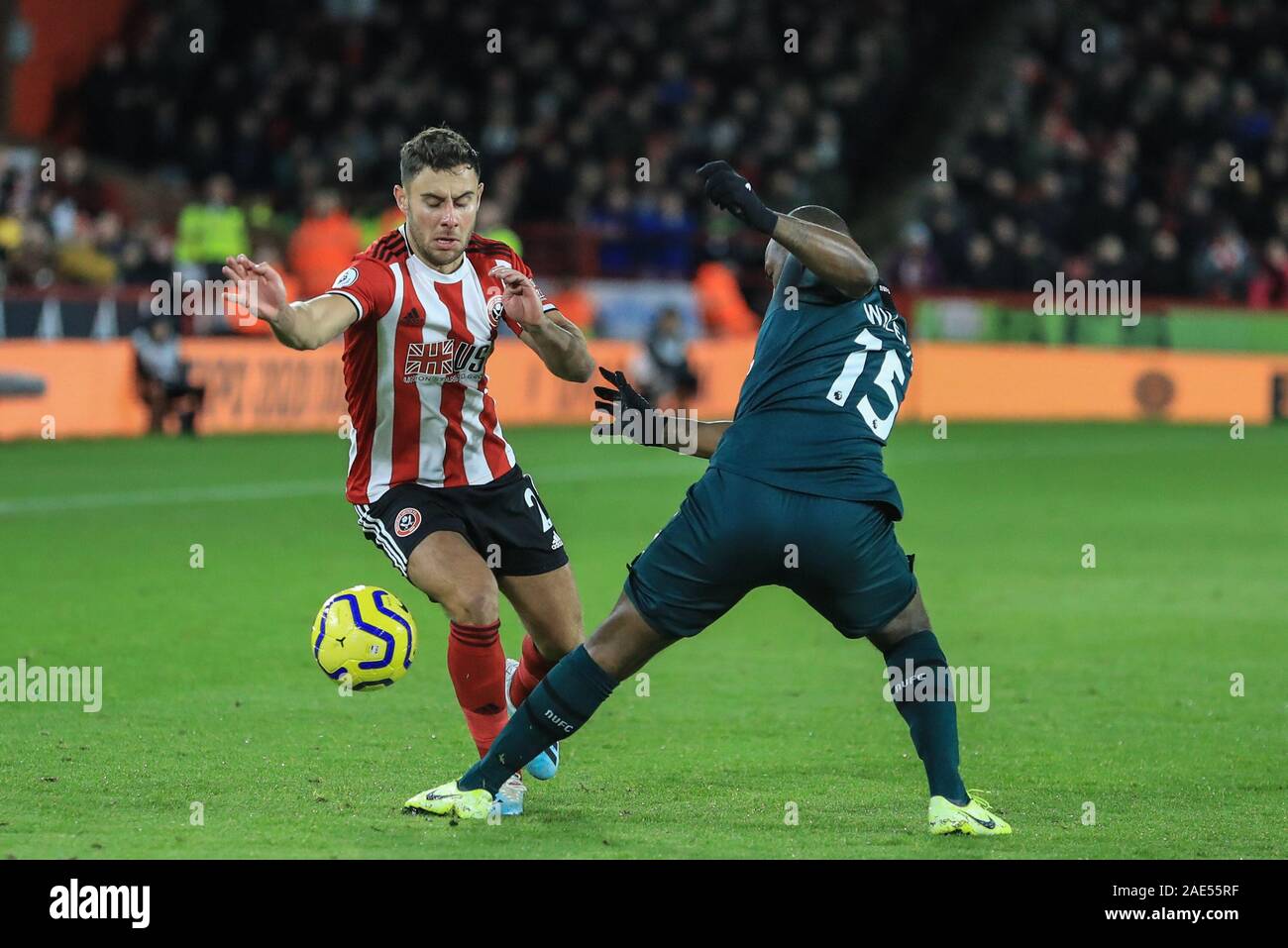 5. Dezember 2019, Bramall Lane, Sheffield, England; Premier League, Sheffield United v Newcastle United: George Baldock (2) von Sheffield United ist von Jetro Willems (15) von Newcastle United Kredit angegangen: Mark Cosgrove/News Bilder Stockfoto