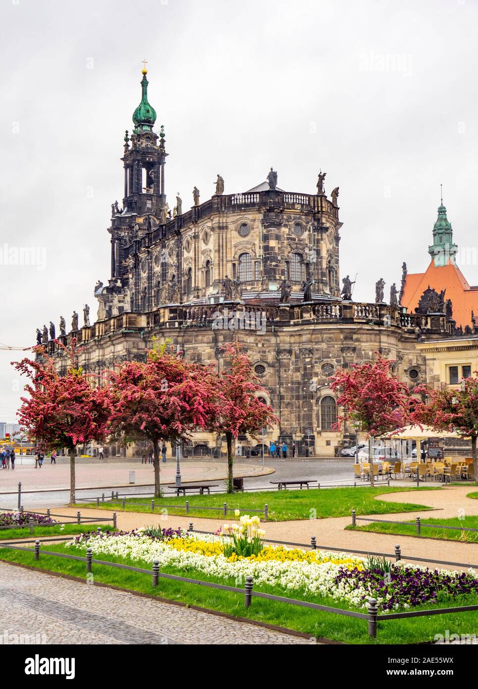 Kunstvolle Garten in Theaterplatz und die Kathedrale der Heiligen Dreifaltigkeit Dresden Sachsen Deutschland. Stockfoto