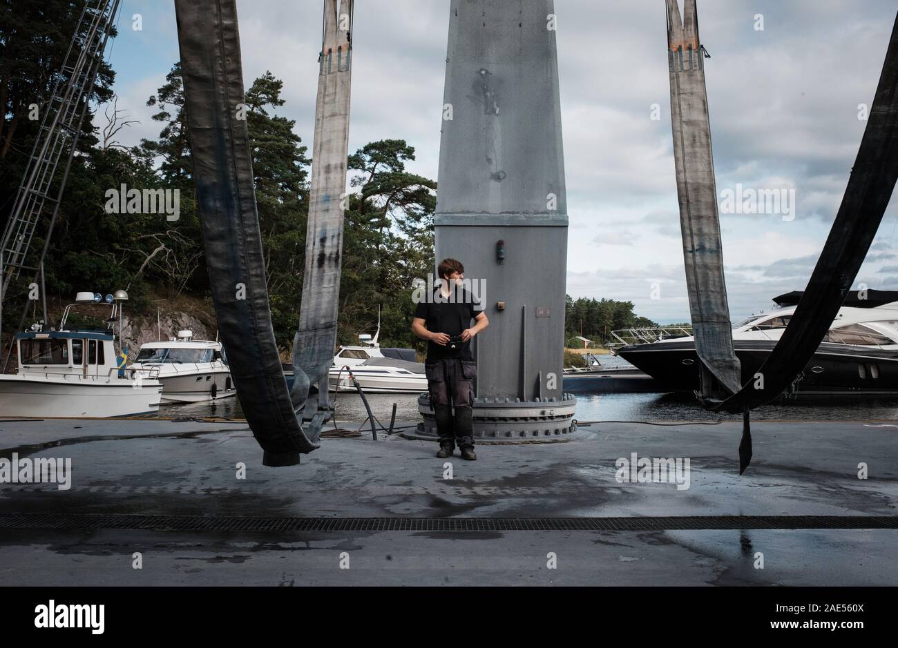 Marine Techniker Ingenieur Yachten mit Maschinen in einer Marina Stockfoto