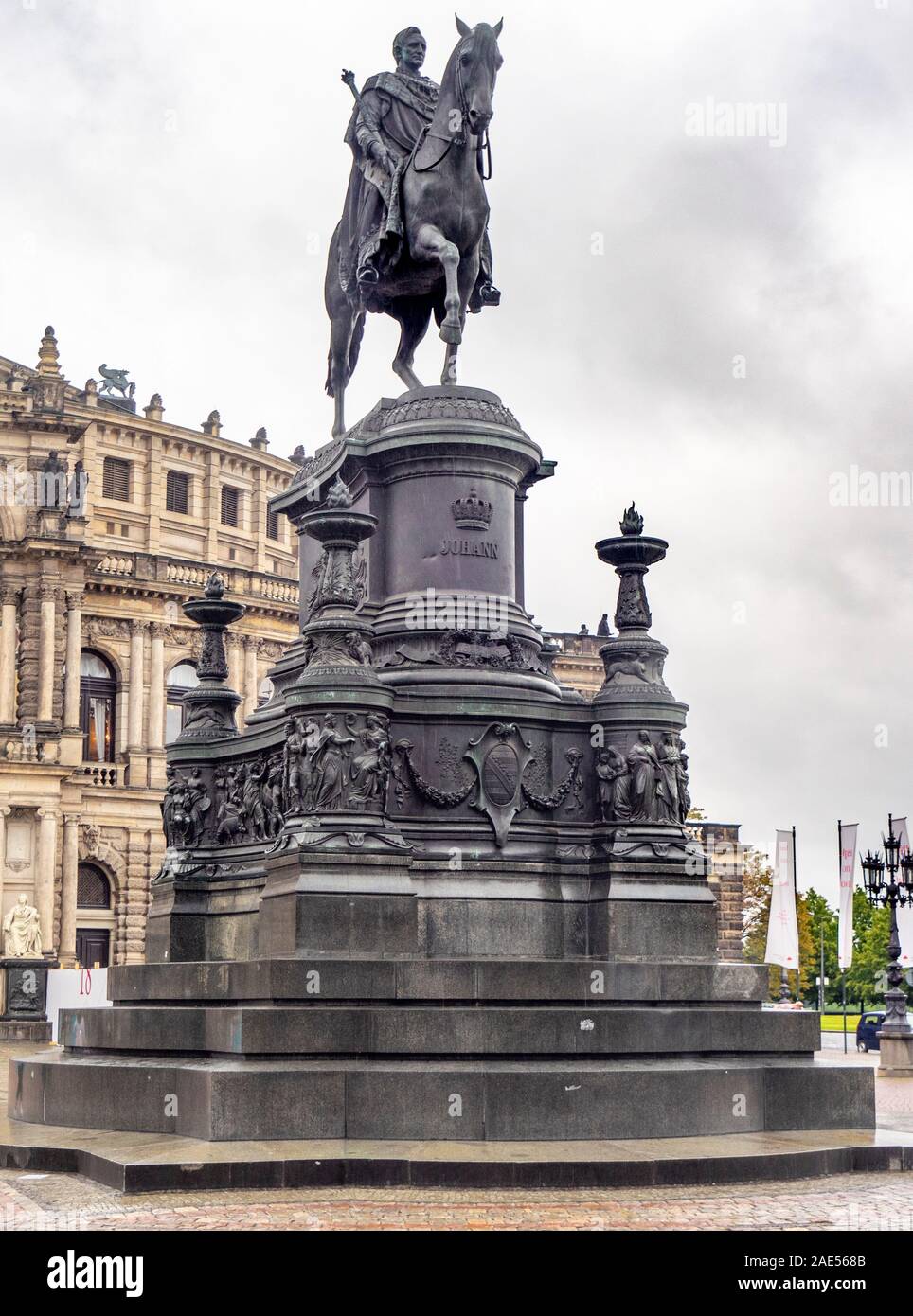 Johann von Sachsen Denkmal equestrian Skulptur König Johann auf einem Pferd in Theaterplatz Dresden Sachsen Deutschland. Stockfoto