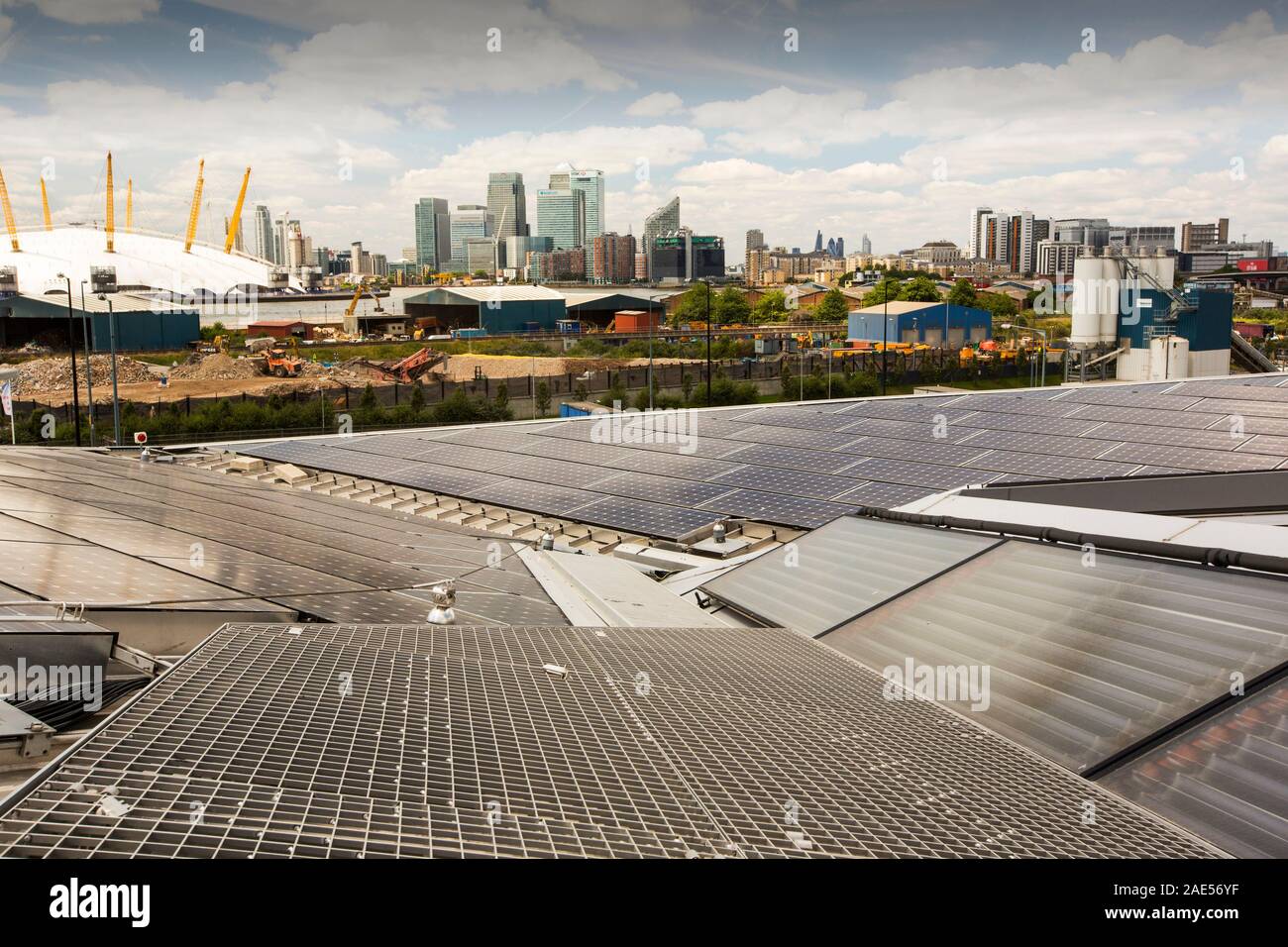 Solarthermie und Photovoltaik Sonnenkollektoren auf dem Dach des Kristalls Gebäude, das ist das erste Gebäude in der Welt eine hervorragende BREEAM (BR zu vergeben. Stockfoto