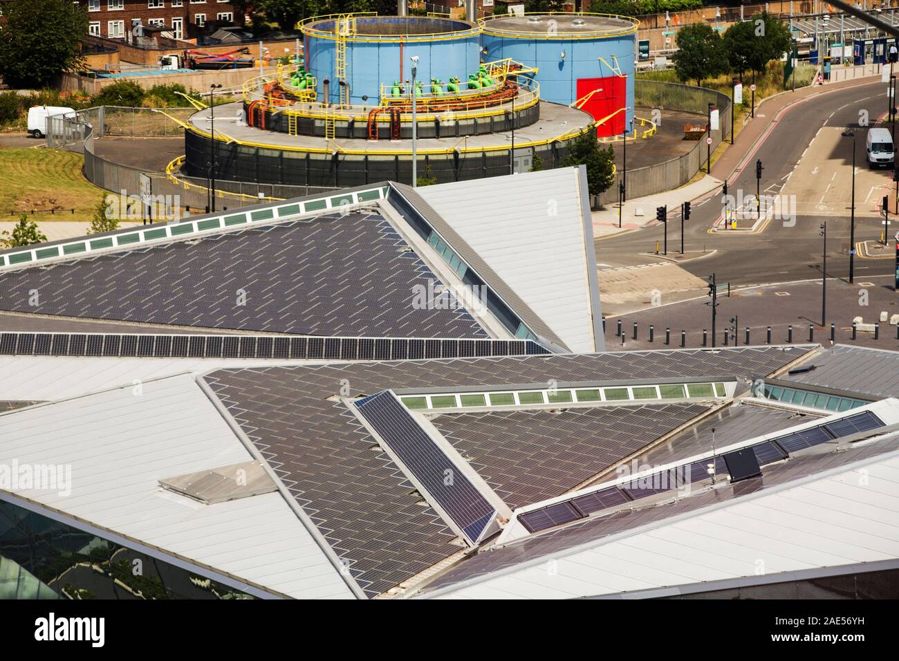 Solarthermie und Photovoltaik Sonnenkollektoren auf dem Dach des Kristalls Gebäude, das ist das erste Gebäude in der Welt eine hervorragende BREEAM (BR zu vergeben. Stockfoto