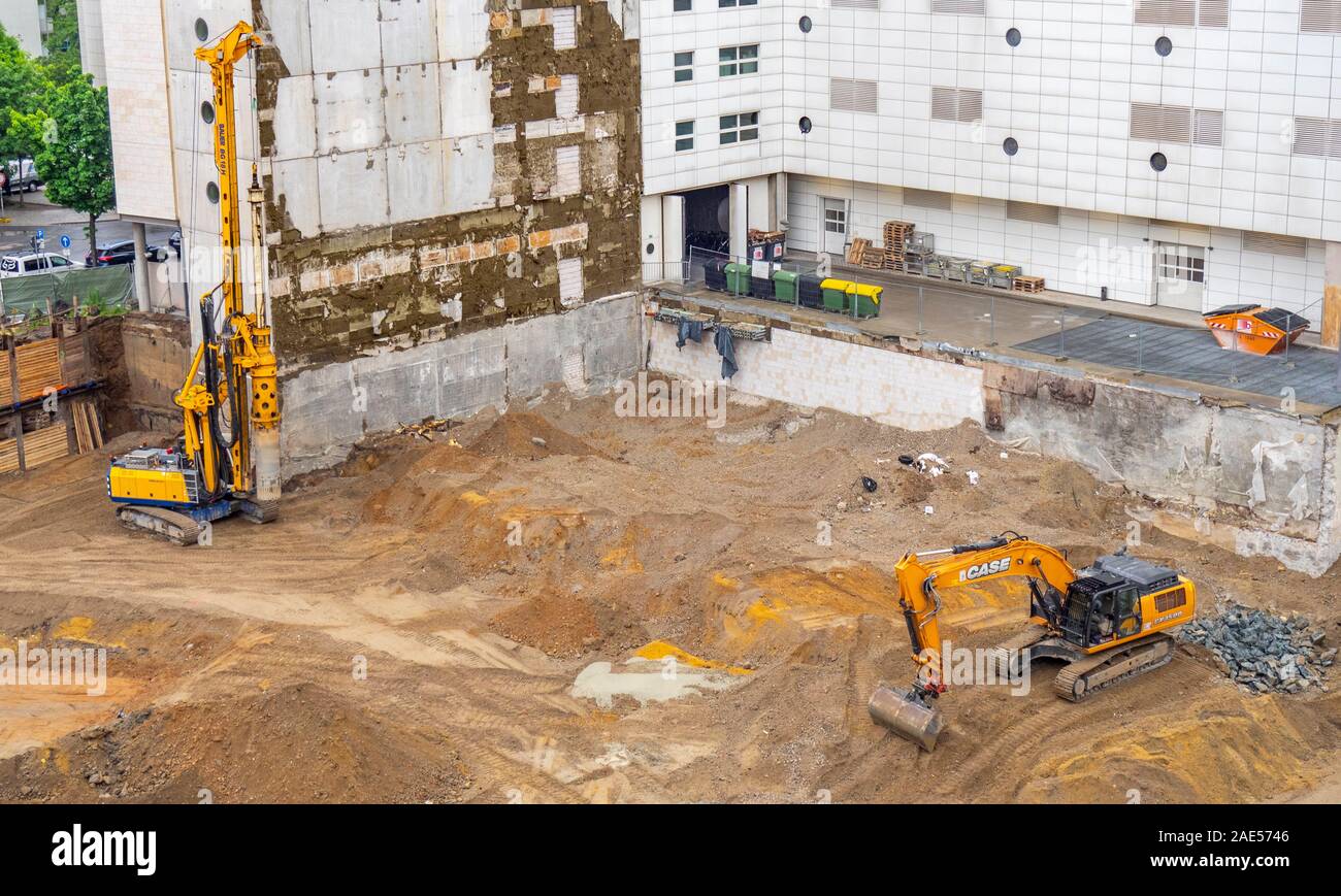 Bagger und Lotsenfluss in einem Baugelände in Mittel-Dresden Sachsen Deutschland. Stockfoto