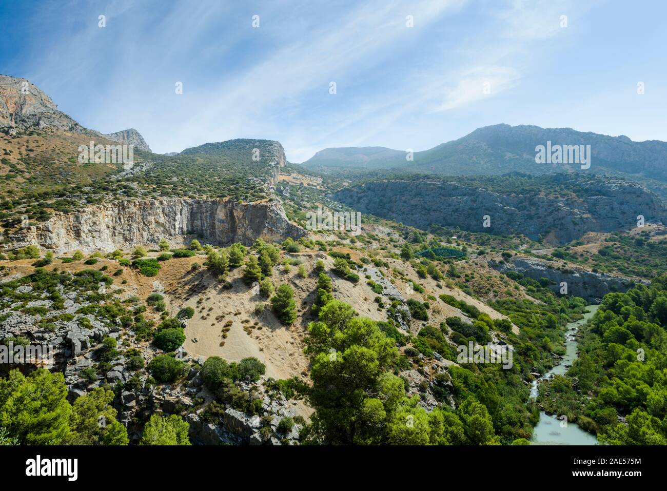 Panoramablick auf das Tal der Bohrung in der natürliche Standort von Desfiladero de los Gaitanes, Ardales, Malaga, Spanien Stockfoto