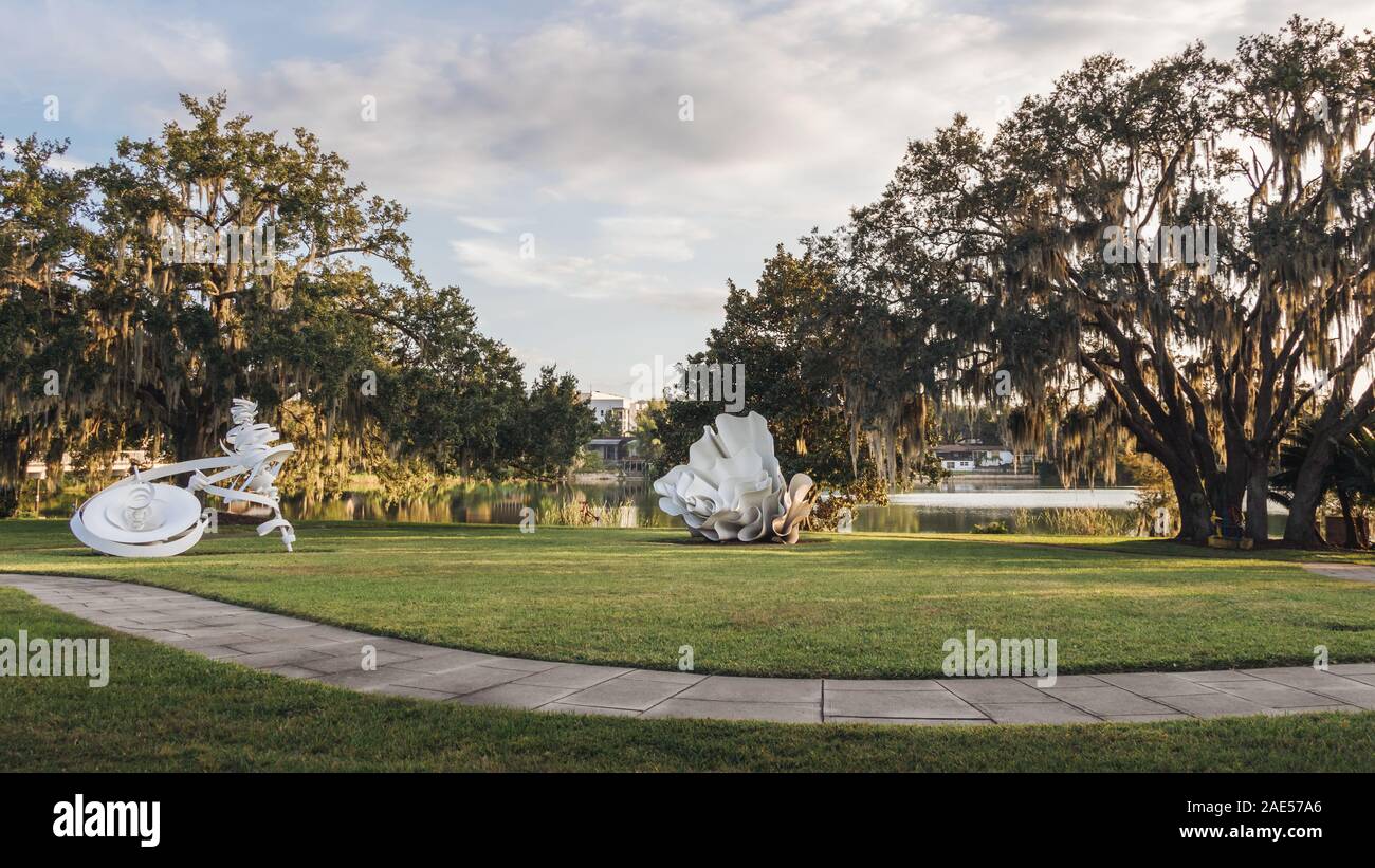 ORLANDO, Florida: 21.November 2019: Mennello Museum für amerikanische Kunst Skulptur Garten bei Sonnenuntergang. Stockfoto