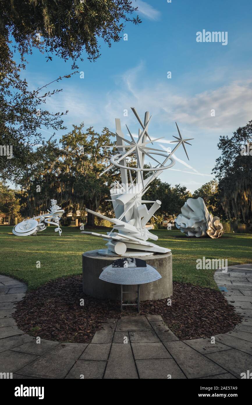 ORLANDO, Florida: 21.November 2019: Mennello Museum für amerikanische Kunst Skulptur kunst Garten bei Sonnenuntergang. Stockfoto