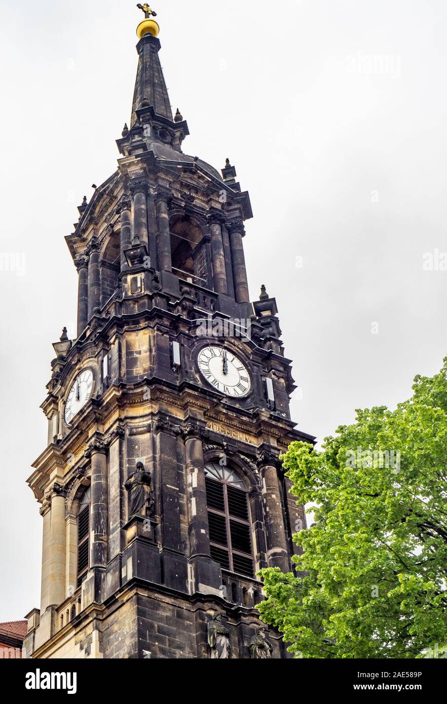 Uhrturm und Glockenturm der Dreikönigskirche Epiphanias Kirche Innere Neustadt Dresden Sachsen Deutschland. Stockfoto