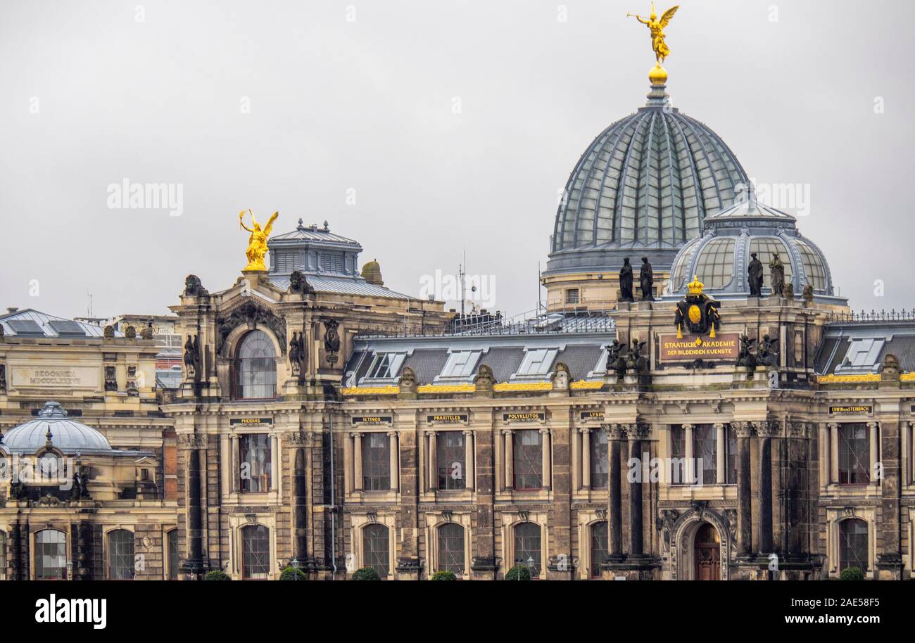 Stein und golden vergoldeten Statuen auf der Haube und Dach der Akademie der Bildenden Künste Altstadt Dresden Sachsen Deutschland. Stockfoto