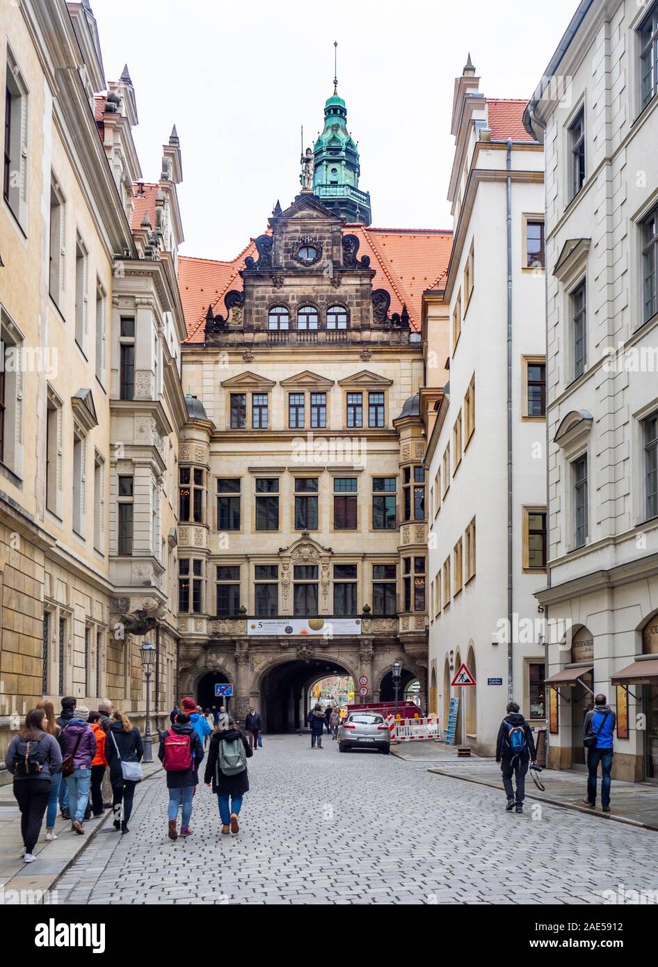 Touristen, die an der Schlossstraße und am Georgentor Attstadt Dresden Sachsen Deutschland spazieren. Stockfoto
