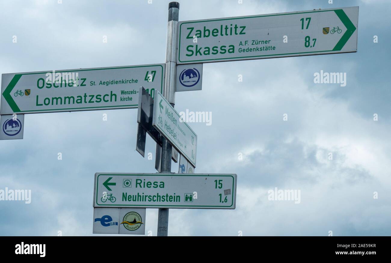 Schilder für verschiedene Radwege, einschließlich der Elbe-Radroute. Stockfoto