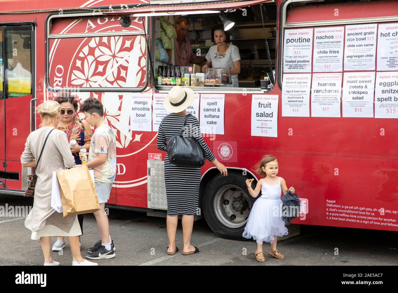 Trailer für mobile Lebensmittel auf einem Markt in Avalon Beach, Sydney, Australien Stockfoto Trailer für mobile Lebensmittel auf einem Markt in Avalon Beach, Sydney, Australien Stockfoto