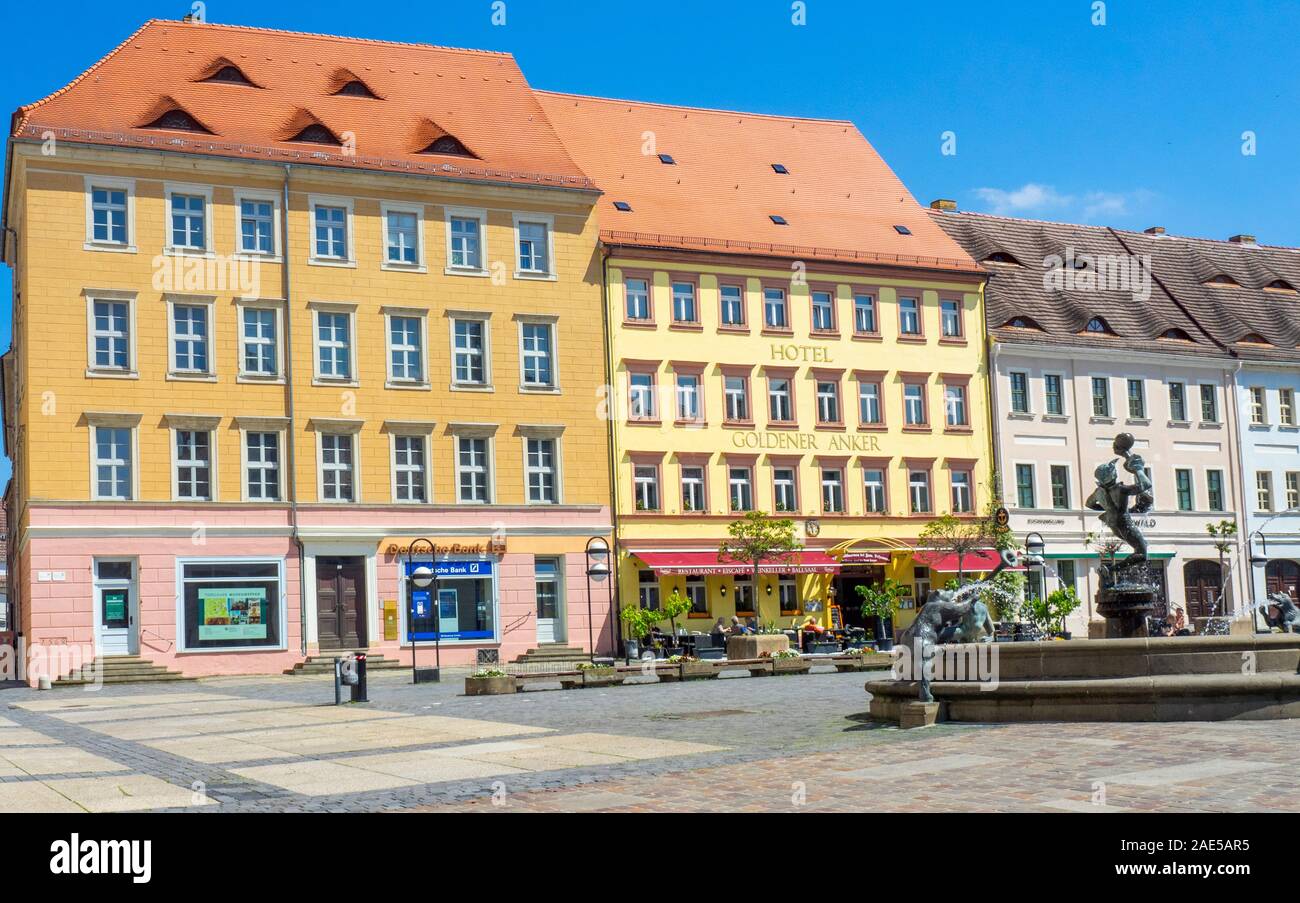 Der Marktplatz war von traditionellen Gebäuden, Hotels und Restaurants in der Altstadt Torgau Sachsen gesäumt. Stockfoto