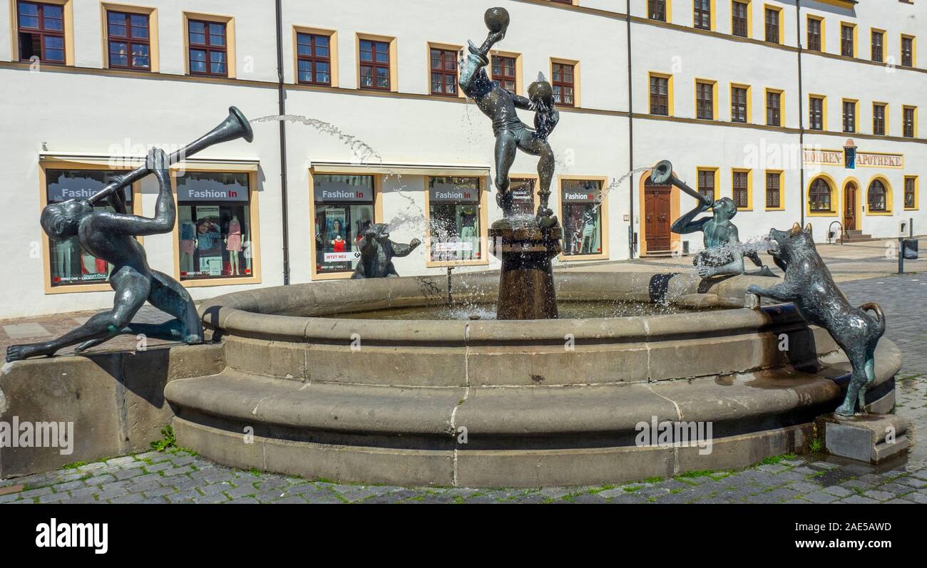 Narren und Musikanten oder Narren und Musiker Bronze-Skulpturen und Springbrunnen des Erika-Harborth-Bildhauers Marktplatz Altstadt Torgau Sachsen Deutschland. Stockfoto