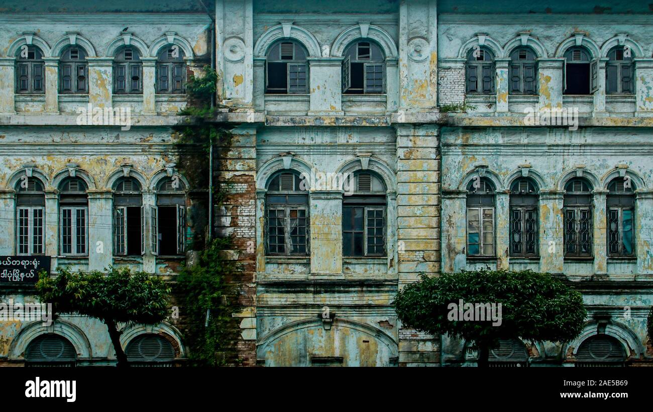 Verfallende Fassade eines der alten britischen kolonialen Gebäude, früher der Accountant-General Büro, an der Ecke von Strand Rd und Pansdodan St in Yangon (Rangun), Myanmar (Birma) Stockfoto