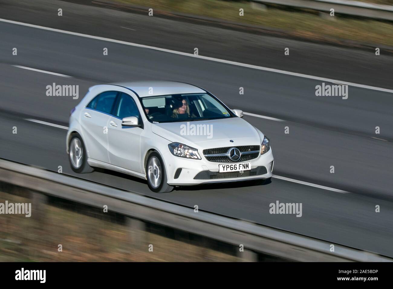 Verschwommen fahrendes Auto Mercedes-Benz A 200 D Sport Executive bei Geschwindigkeit auf der M61 Autobahn langsam Kamera Verschlusszeit Bewegungen des Fahrzeugs Reisen Stockfoto